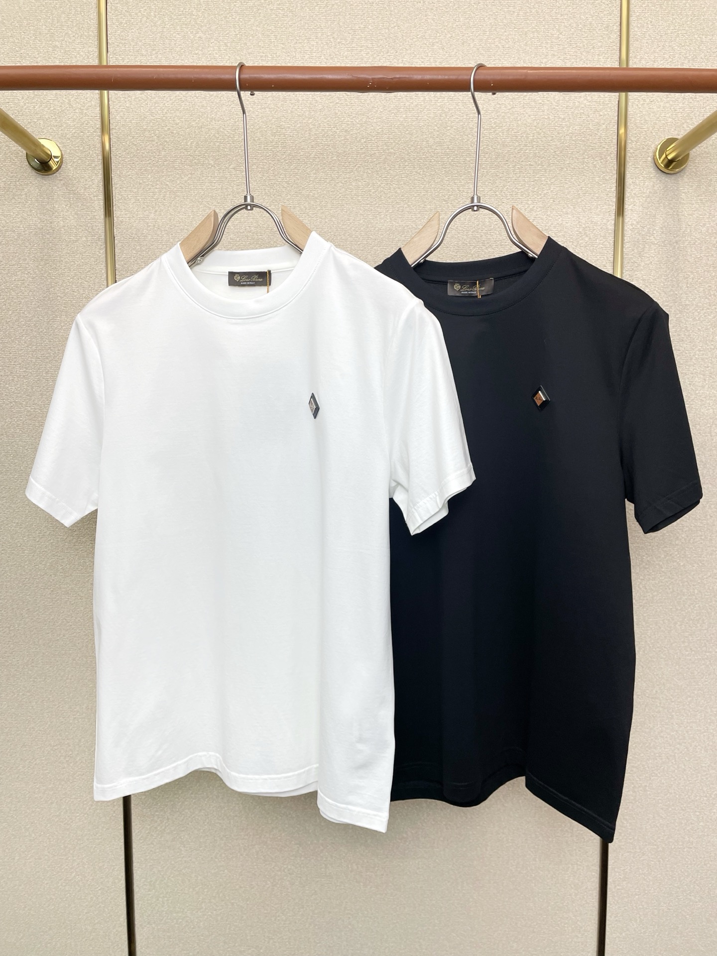 NO:712275,Support New Year’s Eve after-sales service!  .LP-Loro Piana is exclusively for new men's casual short-sleeves. High-end customization. High-end version. Fashionable and versatile imported fabrics. Super soft and delicate feel. Skin-friendly and comfortable to wear. High-end boutique. The upper body is finely made by the factory. It is a must-have item for men. Three standards are complete. Size M-3XL,, loro piana, loro piana, T-shirt,19860909支持跨年售后！.LP-Loro Piana诺悠翩雅独家专供新款原单男士休闲短袖 高端定制 高端版本 时尚百搭爆款进口面料 手感超柔软细腻 穿着亲肤舒适 高端精品 代工厂精细做上身非常赞 男士必备单品 三标齐全 码数M-3XL,,loro piana,loro piana,T-shirt,,Men's clothing