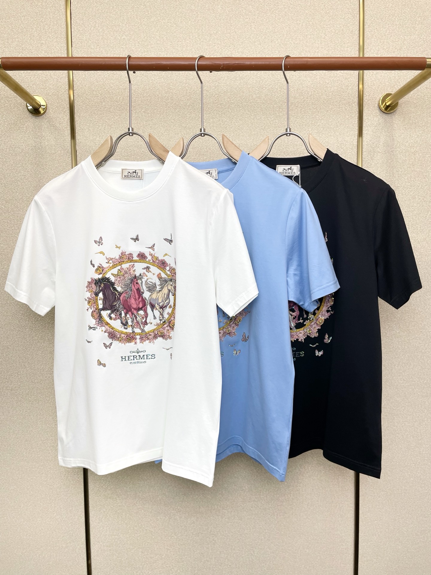 NO:712290,Support New Year’s Eve after-sales service!  .Hermès exclusively offers new original men's casual short sleeves. High-end customization. High-end version. Fashionable and versatile imported fabrics. Super soft and delicate feel. Skin-friendly and comfortable to wear. High-end boutique. The upper body is exquisitely made by the factory. A must-have item for men. Three complete standards. Size M-3XL,, hermes, hermes, T-shirt,19860909支持跨年售后！.Hermès爱马仕独家专供新款原单男士休闲短袖 高端定制 高端版本 时尚百搭爆款进口面料 手感超柔软细腻 穿着亲肤舒适 高端精品 代工厂精细做上身非常赞 男士必备单品 三标齐全 码数M-3XL,,hermes,hermes,T-shirt,,Men's clothing