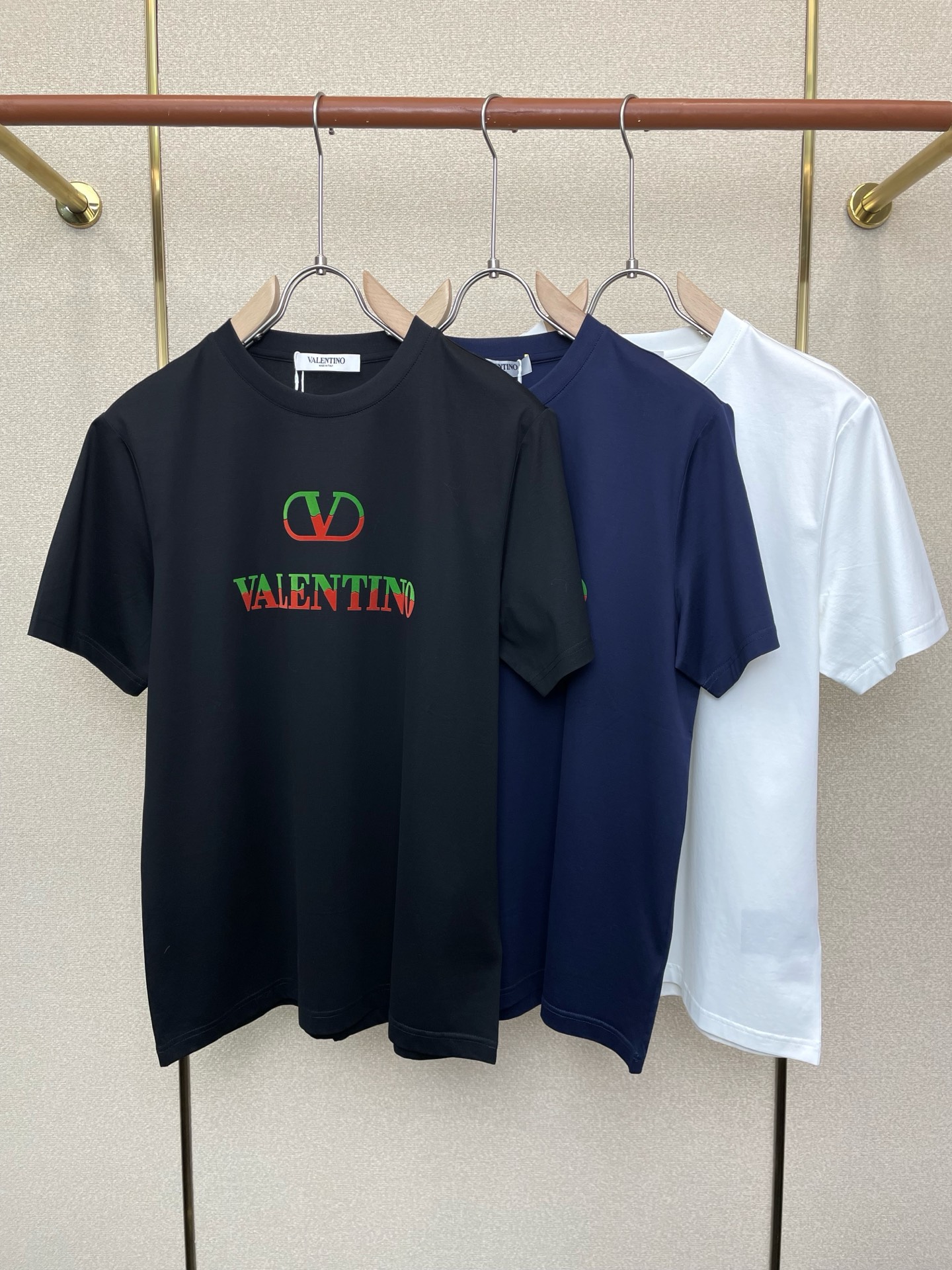 NO:712266,Support New Year’s Eve after-sales service!  .VALENTINO Exclusively supplies new original men's casual short sleeves, high-end customization, high-end version, fashionable and versatile imported fabrics, super soft and delicate to the touch, skin-friendly and comfortable to wear, high-end boutique, exquisite upper body made by the factory, very good, a must-have item for men, complete with three standards, size M-3XL,, valentino, valentino, T-shirt,19860909支持跨年售后！.VALENTINO华伦天奴独家专供新款原单男士休闲短袖 高端定制 高端版本 时尚百搭爆款进口面料 手感超柔软细腻 穿着亲肤舒适 高端精品 代工厂精细做上身非常赞 男士必备单品 三标齐全 码数M-3XL,,valentino,valentino,T-shirt,,Men's clothing