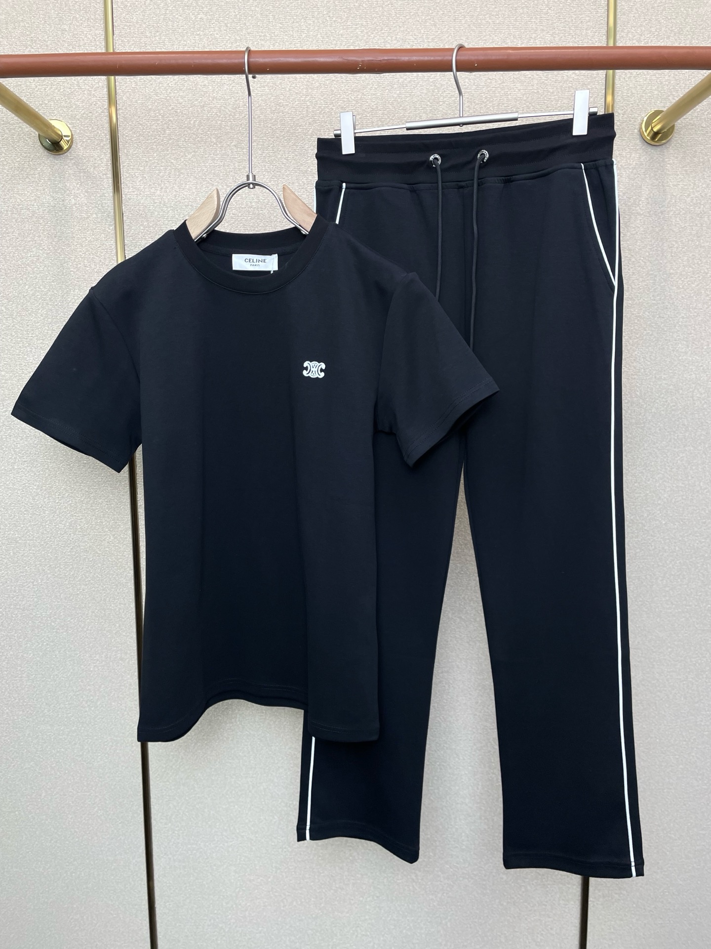 NO:712252,Support New Year’s Eve after-sales service!  /set. Celine exclusively offers the same spring and summer suits in new counters, full of high-end feel!  The details are exquisite and high-end, and the workmanship is impeccable!  The imported fabric is three-dimensional and exquisite. The original high-end double-sided jersey fabric is very high-end!  The fabric is stiff, wrinkle-resistant and wear-resistant, moisture-absorbent, quick-drying and breathable, neat and stylish. Size M-3XL,,celine,celine,19860909支持跨年售后！/套. Celine赛琳独家专供新款专柜同款春夏套装,高级感满满！细节精致高档,做工无可挑剔！进口面料 立体精致细腻.原版高端双面平纹针织面料很显高级！面料挺括抗皱耐磨,吸湿速干透气,利落有型.码数M-3XL,,celine,celine,,Men's clothing