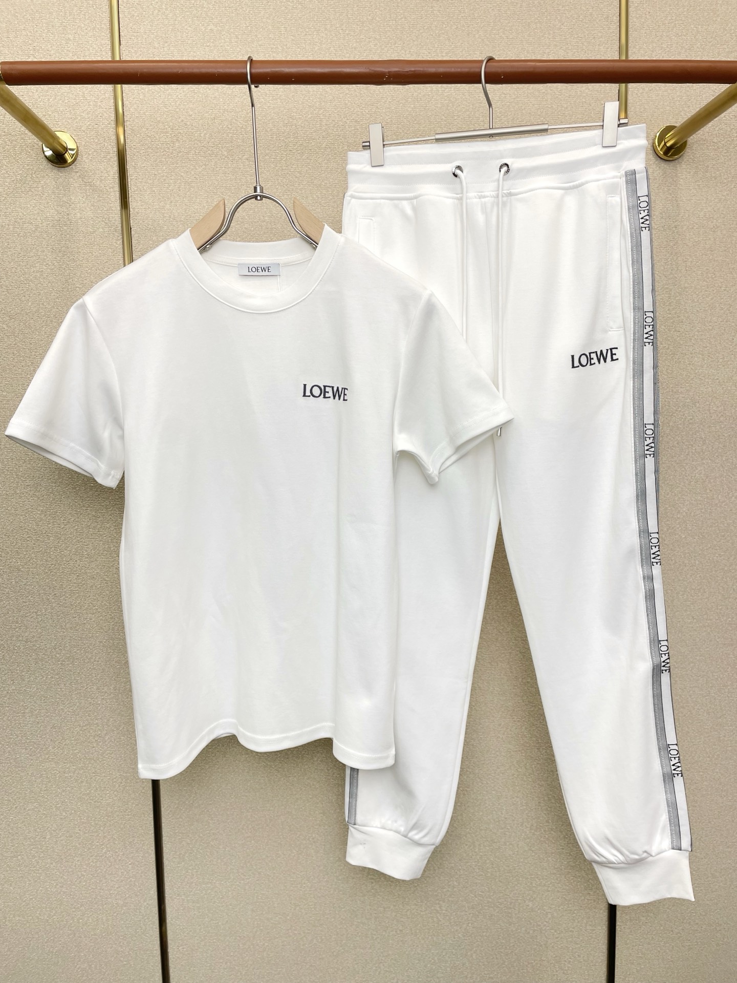 NO:712250,Support New Year’s Eve after-sales service!  /set. LOEWE exclusively offers the same spring and summer suits for new counters, full of high-end feel!  The details are exquisite and high-end, and the workmanship is impeccable!  The imported fabric is three-dimensional and exquisite. The original high-end double-sided jersey fabric is very high-end!  The fabric is stiff, wrinkle-resistant and wear-resistant, moisture-absorbent, quick-drying and breathable, neat and stylish. Size M-3XL,,loewe,loewe,19860909支持跨年售后！/套. LOEWE罗意威独家专供新款专柜同款春夏套装,高级感满满！细节精致高档,做工无可挑剔！进口面料 立体精致细腻.原版高端双面平纹针织面料很显高级！面料挺括抗皱耐磨,吸湿速干透气,利落有型.码数M-3XL,,loewe,loewe,,Men's clothing