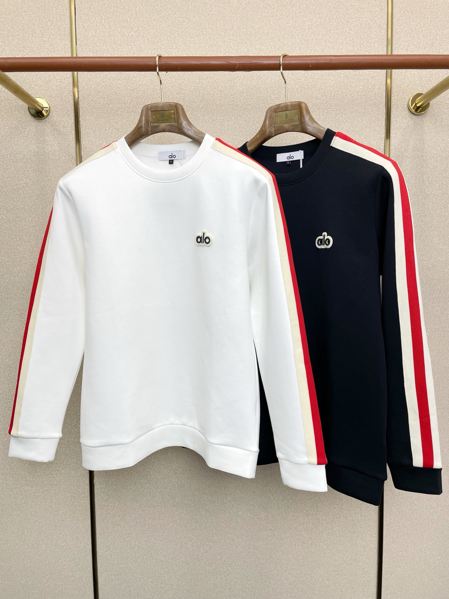 NO:712263,Support New Year’s Eve after-sales service!  .ALO YOGA exclusively provides new original men's casual sweatshirts. High-end customization. High-end version. Fashionable and versatile imported fabrics. Super soft and delicate feel. Skin-friendly and comfortable to wear. High-end boutique. The upper body is made by the factory with great precision. Men's must-have items. Three complete standards. Size M-3XL, hoodie, sweatshirts,19860909支持跨年售后！.ALO YOGA独家专供新款原单男士休闲卫衣 高端定制 高端版本 时尚百搭爆款进口面料 手感超柔软细腻 穿着亲肤舒适 高端精品 代工厂精细做上身非常赞 男士必备单品 三标齐全 码数M-3XL,,hoodie,sweatshirts,,Men's clothing