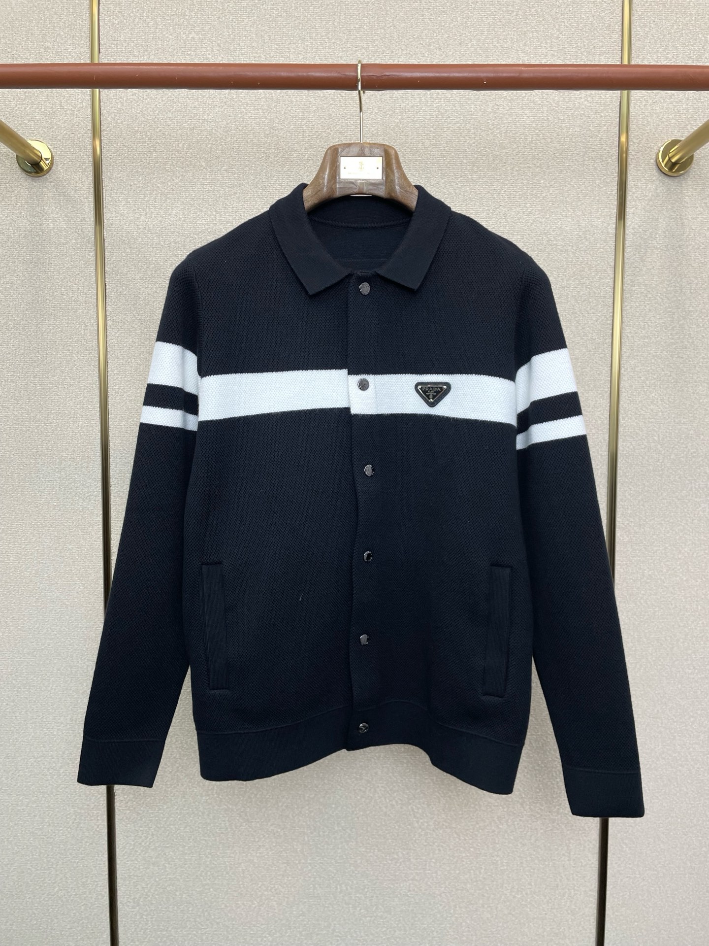 NO:712265,Support New Year’s Eve after-sales service!  .Prada exclusively supplies new original men's casual knitted jackets. High-end customization. High-end version. Fashionable and versatile imported fabrics. Super soft and delicate feel. Skin-friendly and comfortable to wear. High-end boutique. The upper body is exquisitely made by the factory. A must-have item for men. Three complete standards. Size M-3XL,, prada, prada, jackets & coats,19860909支持跨年售后！.Prada普拉达独家专供新款原单男士休闲针织外套 高端定制 高端版本 时尚百搭爆款进口面料 手感超柔软细腻 穿着亲肤舒适 高端精品 代工厂精细做上身非常赞 男士必备单品 三标齐全 码数M-3XL,,prada,prada,jackets & coats,,Men's clothing