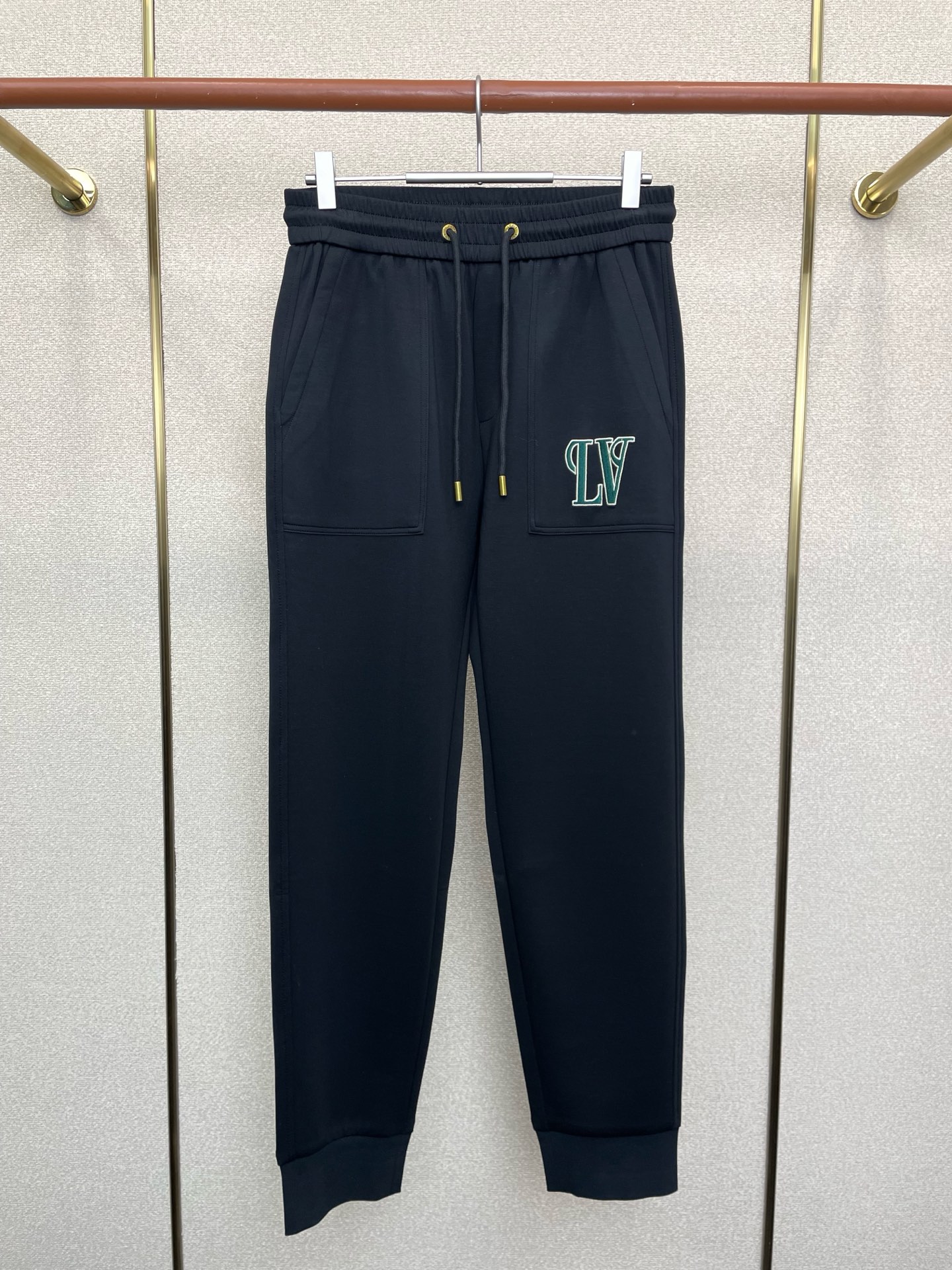 NO:712260,Support New Year’s Eve after-sales service!  .Louis Vuitton Louis Vuitton exclusively offers new high-end version of casual pants!  Custom-made fabrics at the counter are highly breathable and comfortable, with impeccable details and brand element design concepts, reflecting high quality. It feels delicate and soft!  It presents a casual cut and the upper body shape is awesome!  Size: S-4XL,,louis vuitton,louis vuitton,19860909支持跨年售后！.Louis Vuitton路易威登独家专供新款 休闲裤 高端版本！专柜定制面料 透气舒适度高,细节无可挑剔,品牌元素设计理念,体现高品质.手感细腻柔软！呈现休闲裁剪,上身版型超赞！码数: S-4XL,,louis vuitton,louis vuitton,,Men's clothing