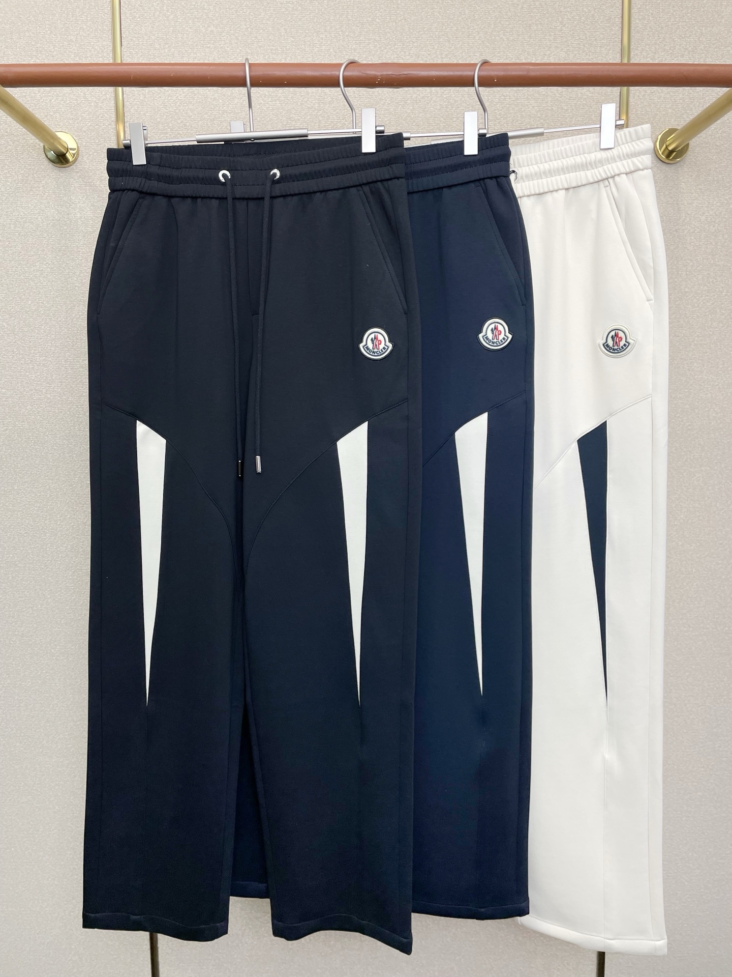 NO:712257,Support New Year’s Eve after-sales service!  .Moncler only offers high-end version of new casual pants!  Custom-made fabrics at the counter are highly breathable and comfortable, with impeccable details and brand element design concepts, reflecting high quality. It feels delicate and soft!  It presents a casual cut and the upper body shape is awesome!  Size: S-4XL,,Moncler,19860909支持跨年售后！.Moncler蒙口独家专供新款 休闲裤 高端版本！专柜定制面料 透气舒适度高,细节无可挑剔,品牌元素设计理念,体现高品质.手感细腻柔软！呈现休闲裁剪,上身版型超赞！码数: S-4XL,,Moncler,,Men's clothing