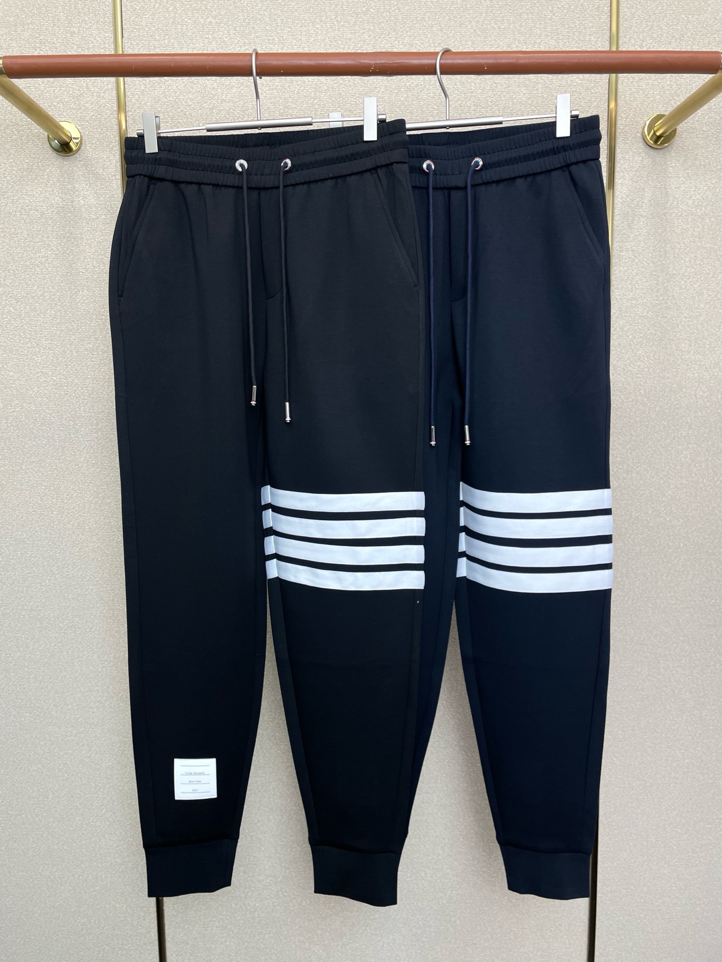 NO:712251,Support New Year’s Eve after-sales service!  .Thom Browne exclusively offers high-end versions of new casual pants!  Custom-made fabrics at the counter are highly breathable and comfortable, with impeccable details and brand element design concepts, reflecting high quality. It feels delicate and soft!  It presents a casual cut and the upper body shape is awesome!  Size: S-4XL,,thom browne,19860909支持跨年售后！.Thom Browne汤姆布朗独家专供新款 休闲裤 高端版本！专柜定制面料 透气舒适度高,细节无可挑剔,品牌元素设计理念,体现高品质.手感细腻柔软！呈现休闲裁剪,上身版型超赞！码数: S-4XL,,thom browne,,Men's clothing