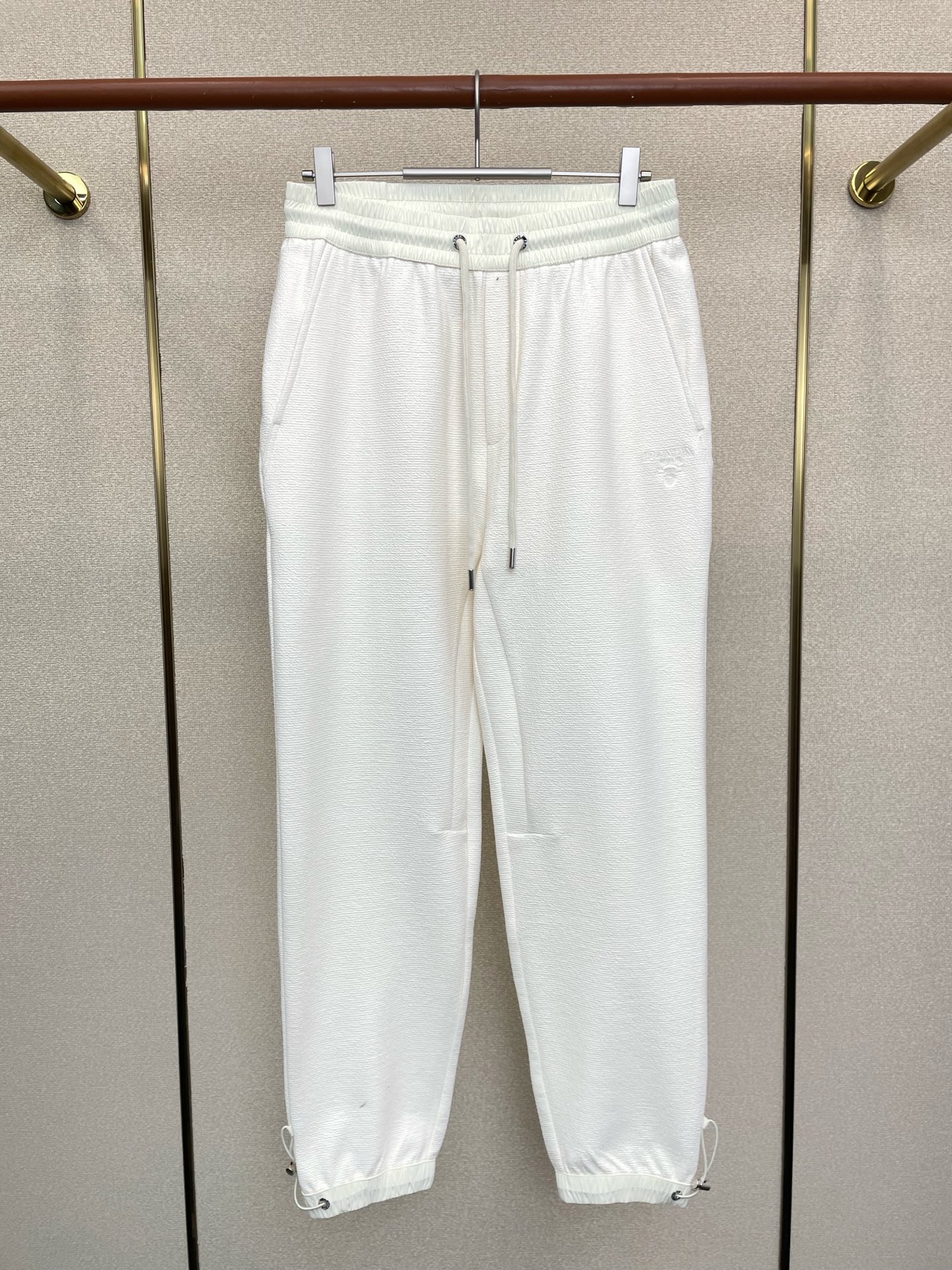 NO:712254,Support New Year’s Eve after-sales service!  .Prada Exclusively offers new high-end version of casual pants!  Custom-made fabrics at the counter are highly breathable and comfortable, with impeccable details and brand element design concepts, reflecting high quality. It feels delicate and soft!  It presents a casual cut and the upper body shape is awesome!  Size: S-4XL,,prada,prada,19860909支持跨年售后！.Prada普拉达独家专供新款 休闲裤 高端版本！专柜定制面料 透气舒适度高,细节无可挑剔,品牌元素设计理念,体现高品质.手感细腻柔软！呈现休闲裁剪,上身版型超赞！码数: S-4XL,,prada,prada,,Men's clothing