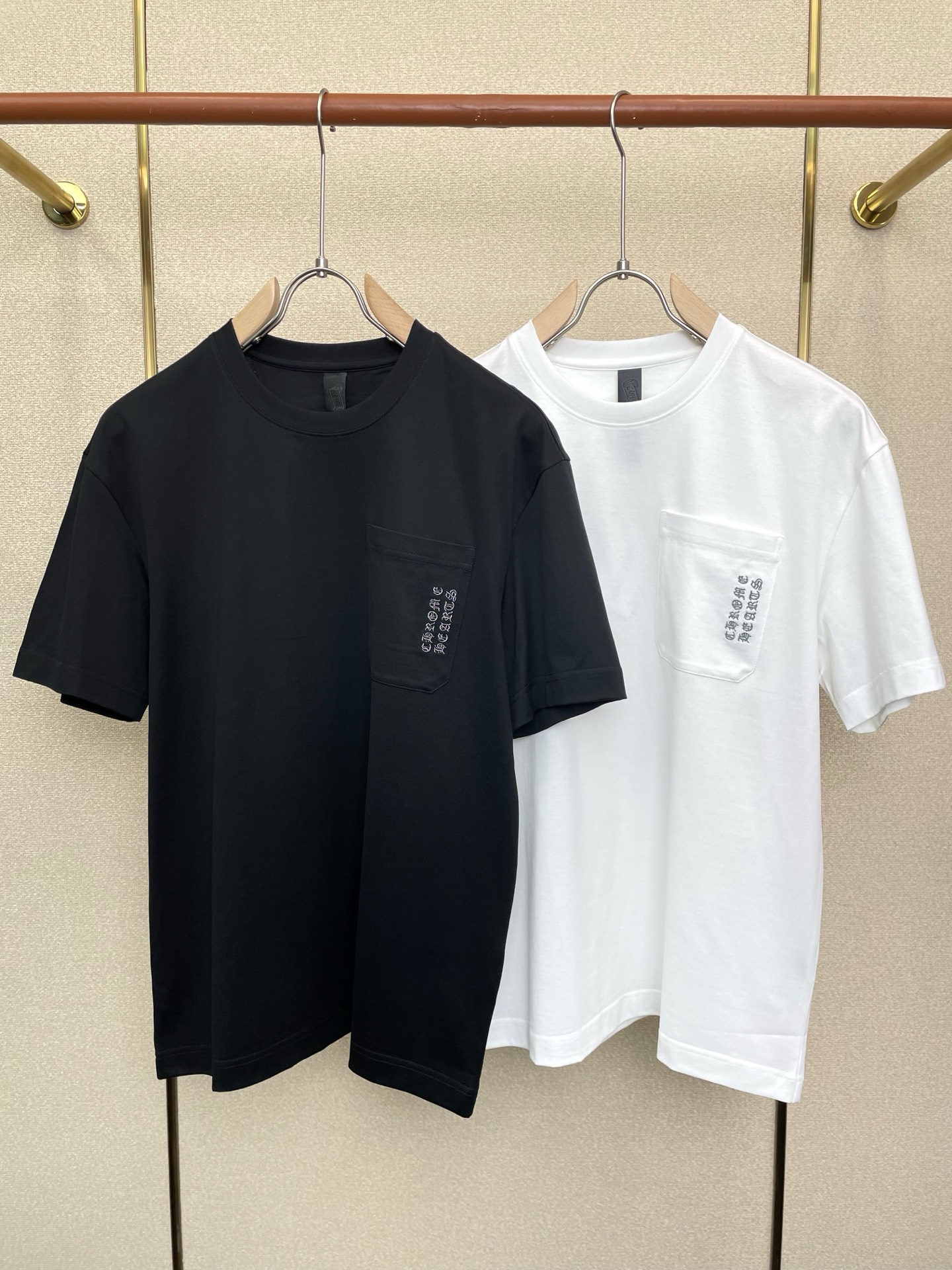 NO:712278,Support New Year’s Eve after-sales service!  .Chrome hearts are exclusive to the new original men's casual short sleeves. High-end customization. High-end version. Fashionable and versatile imported fabrics. Super soft and delicate feel. Skin-friendly and comfortable to wear. High-end boutique. The upper body is exquisitely made by the factory. A must-have item for men. Complete three standards. Size M-3XL,,chrome hearts,chrome hearts,T-shirt,19860909支持跨年售后！.Chrome hearts克罗心独家专供新款原单男士休闲短袖 高端定制 高端版本 时尚百搭爆款进口面料 手感超柔软细腻 穿着亲肤舒适 高端精品 代工厂精细做上身非常赞 男士必备单品 三标齐全 码数M-3XL,,chrome hearts,chrome hearts,T-shirt,,Men's clothing