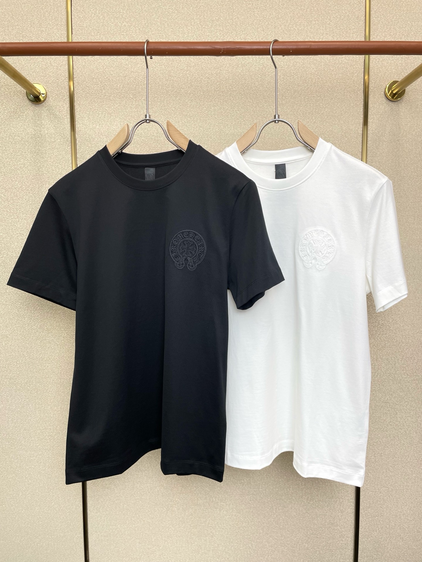 NO:712273,Support New Year’s Eve after-sales service!  .Chrome hearts are exclusive to the new original men's casual short sleeves. High-end customization. High-end version. Fashionable and versatile imported fabrics. Super soft and delicate feel. Skin-friendly and comfortable to wear. High-end boutique. The upper body is exquisitely made by the factory. A must-have item for men. Complete three standards. Size M-3XL,,chrome hearts,chrome hearts,T-shirt,19860909支持跨年售后！.Chrome hearts克罗心独家专供新款原单男士休闲短袖 高端定制 高端版本 时尚百搭爆款进口面料 手感超柔软细腻 穿着亲肤舒适 高端精品 代工厂精细做上身非常赞 男士必备单品 三标齐全 码数M-3XL,,chrome hearts,chrome hearts,T-shirt,,Men's clothing