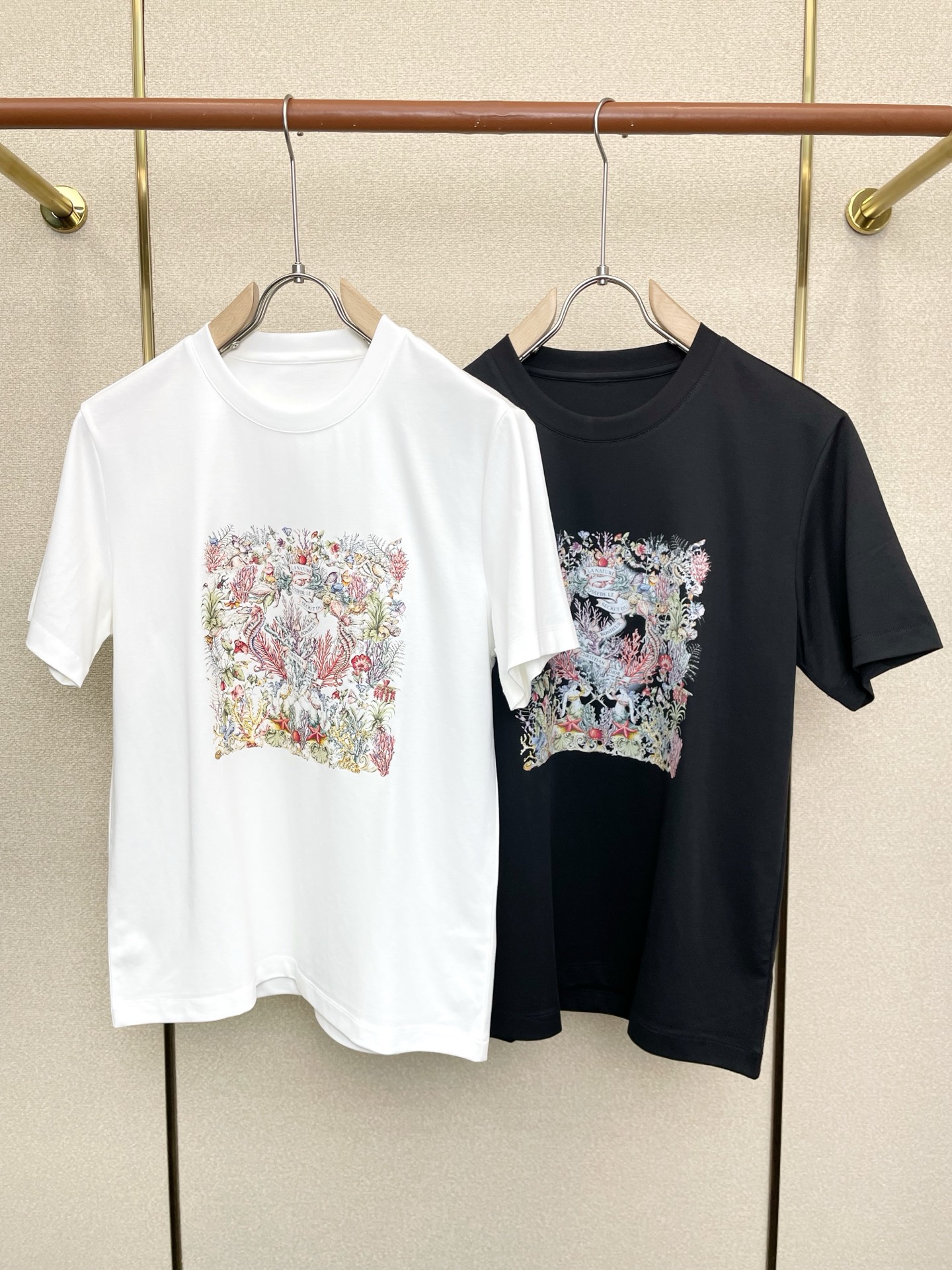 NO:712264,Support New Year’s Eve after-sales service!  .Dior Dior exclusively provides new original men's casual short sleeves. High-end customization. High-end version. Fashionable and versatile imported fabrics. Super soft and delicate feel. Skin-friendly and comfortable to wear. High-end boutique. The upper body is exquisitely made by the factory. A must-have item for men. Complete with three standards. Size M-3XL, dior, dior, T-shirt,19860909支持跨年售后！.Dior迪奥独家专供新款原单男士休闲短袖 高端定制 高端版本 时尚百搭爆款进口面料 手感超柔软细腻 穿着亲肤舒适 高端精品 代工厂精细做上身非常赞 男士必备单品 三标齐全 码数M-3XL,,dior,dior,T-shirt,,Men's clothing