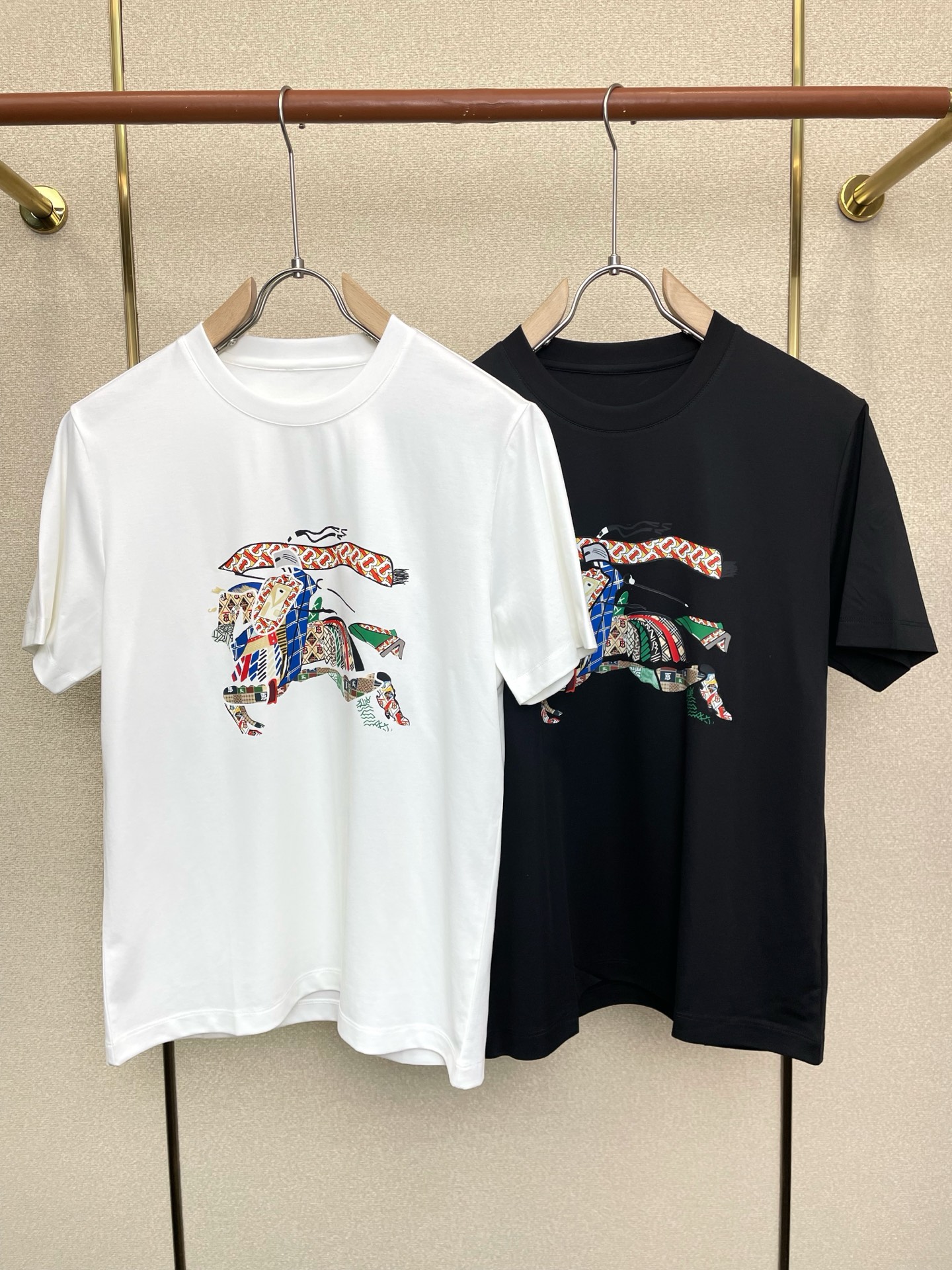 NO:712280,Support New Year’s Eve after-sales service!  .Burberry exclusively supplies new original men's casual short sleeves. High-end customization. High-end version. Fashionable and versatile imported fabrics. Super soft and delicate feel. Skin-friendly and comfortable to wear. High-end boutique. The upper body is exquisitely made by the factory. A must-have item for men. Three complete standards. Size M-3XL,,burberry,burberry,T-shirt,19860909支持跨年售后！.Burberry巴宝莉独家专供新款原单男士休闲短袖 高端定制 高端版本 时尚百搭爆款进口面料 手感超柔软细腻 穿着亲肤舒适 高端精品 代工厂精细做上身非常赞 男士必备单品 三标齐全 码数M-3XL,,burberry,burberry,T-shirt,,Men's clothing