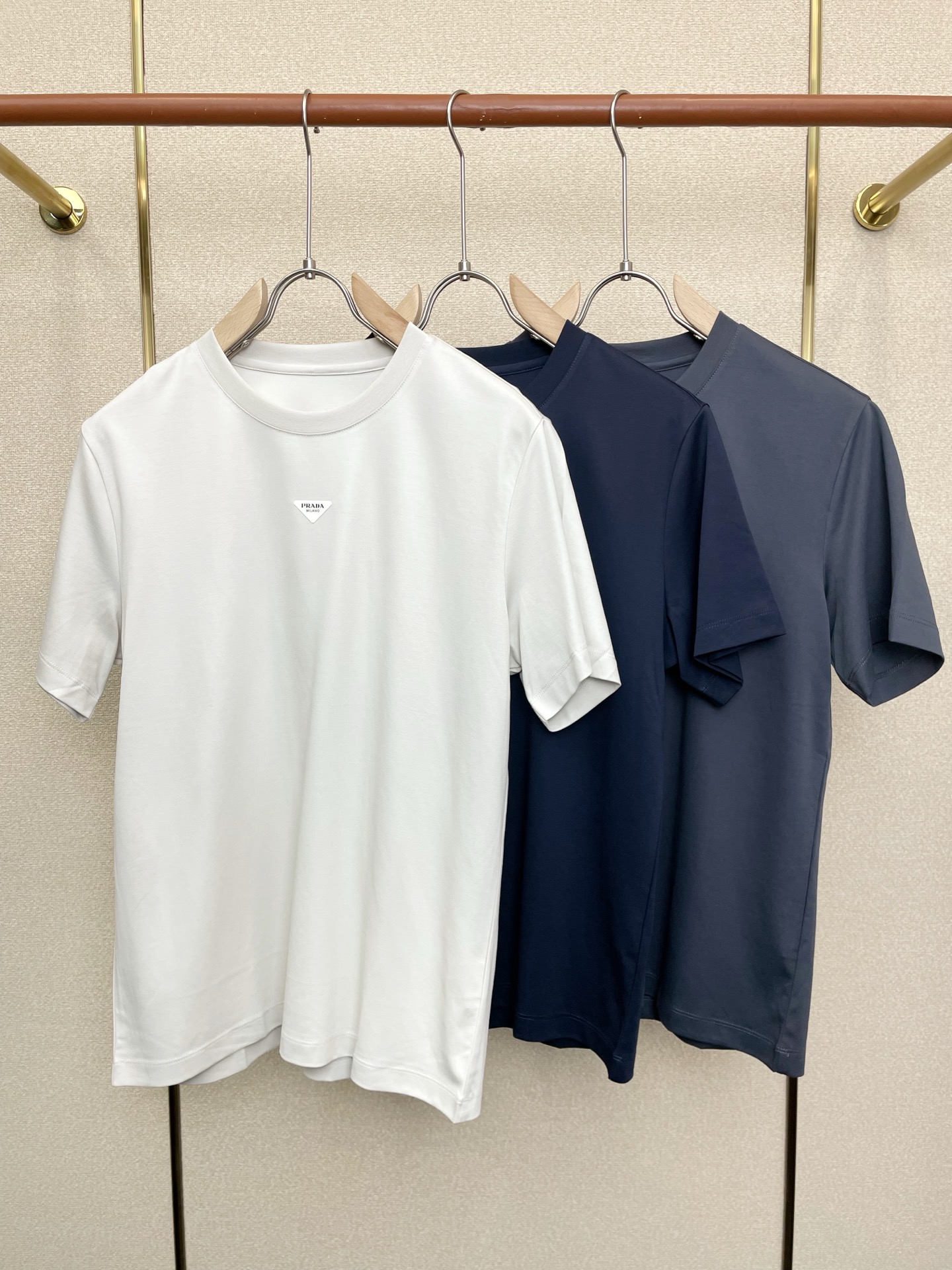 NO:712277,Support New Year’s Eve after-sales service!  .Prada exclusively supplies new original men's casual short-sleeves. High-end customization. High-end version. Fashionable and versatile imported fabrics. Super soft and delicate feel. Skin-friendly and comfortable to wear. High-end boutique. The upper body is exquisitely made by the factory. A must-have item for men. Complete with three standards. Size M-3XL, prada, prada, T-shirt,19860909支持跨年售后！.Prada普拉达独家专供新款原单男士休闲短袖 高端定制 高端版本 时尚百搭爆款进口面料 手感超柔软细腻 穿着亲肤舒适 高端精品 代工厂精细做上身非常赞 男士必备单品 三标齐全 码数M-3XL,,prada,prada,T-shirt,,Men's clothing