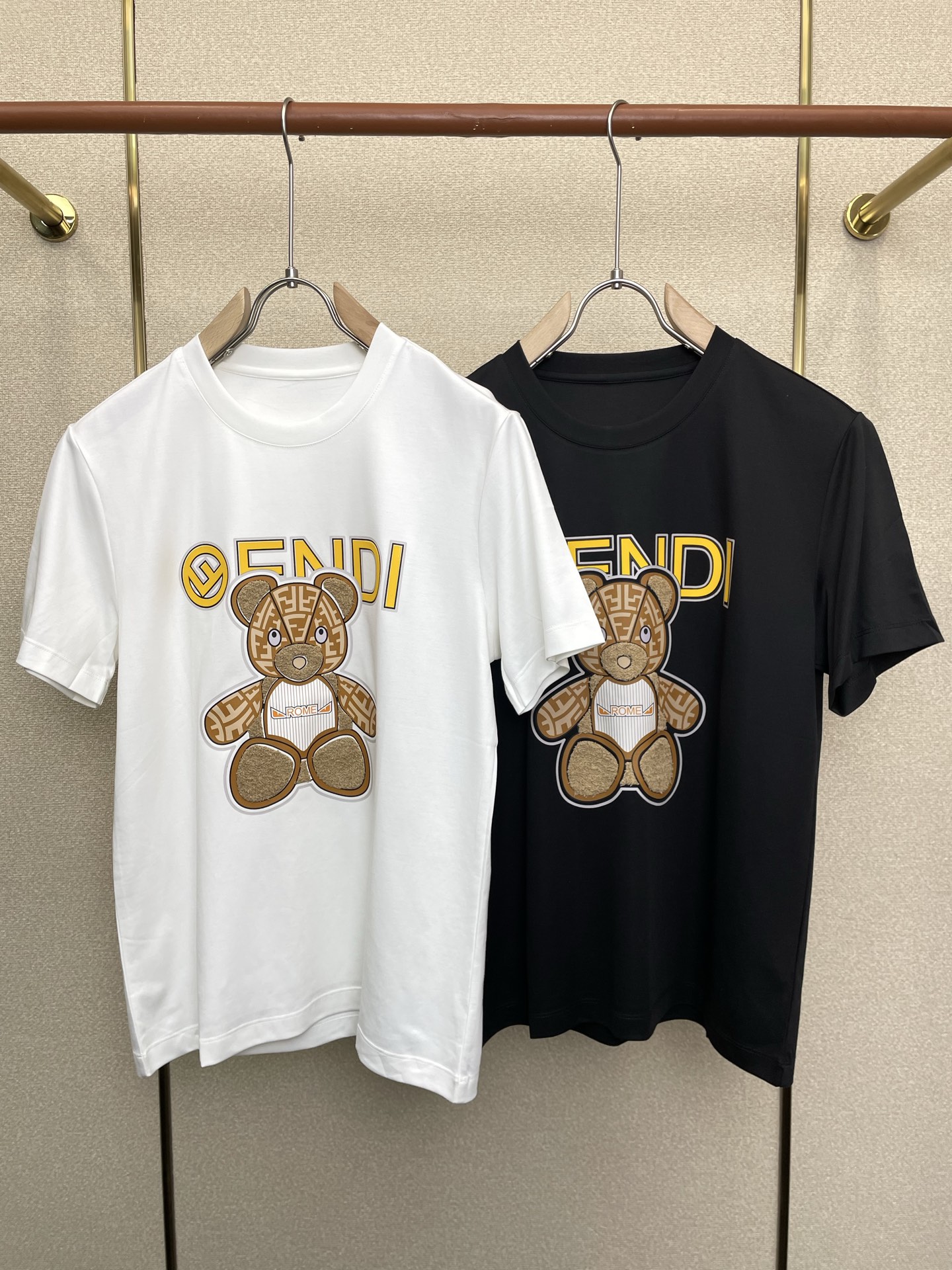 NO:712285,Support New Year’s Eve after-sales service!  .FENDI Fendi exclusively provides new original men's casual short sleeves. High-end customization. High-end version. Fashionable and versatile imported fabrics. Super soft and delicate feel. Skin-friendly and comfortable to wear. High-end boutique. The upper body is exquisitely made by the factory. A must-have item for men. Three complete standards. Size M-3XL,,fendi,fendi, T-shirt,19860909支持跨年售后！.FENDI芬迪独家专供新款原单男士休闲短袖 高端定制 高端版本 时尚百搭爆款进口面料 手感超柔软细腻 穿着亲肤舒适 高端精品 代工厂精细做上身非常赞 男士必备单品 三标齐全 码数M-3XL,,fendi,fendi,T-shirt,,Men's clothing