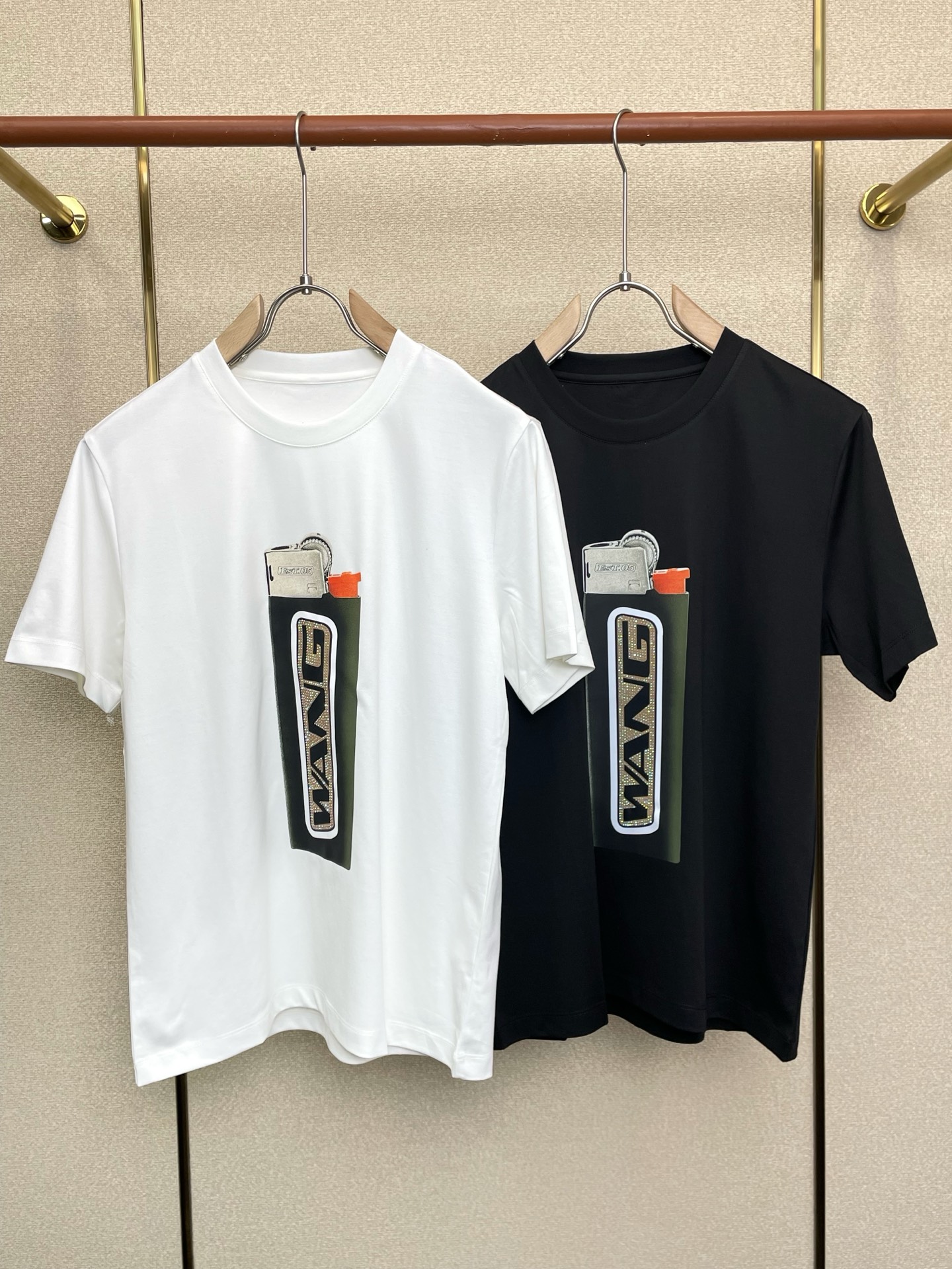 NO:712271,Support New Year’s Eve after-sales service!  .Alexanderwang exclusively supplies new original men's casual short-sleeves, high-end customization, high-end version, fashionable and versatile, popular imported fabrics, super soft and delicate to the touch, skin-friendly and comfortable to wear, high-end boutique, the upper body is exquisitely made by the OEM, a must-have item for men, complete with three standards, size M-3XL,, alexander wang, T-shirt,19860909支持跨年售后！.Alexanderwang亚历山大王独家专供新款原单男士休闲短袖 高端定制 高端版本 时尚百搭爆款进口面料 手感超柔软细腻 穿着亲肤舒适 高端精品 代工厂精细做上身非常赞 男士必备单品 三标齐全 码数M-3XL,,alexander wang,T-shirt,,Men's clothing