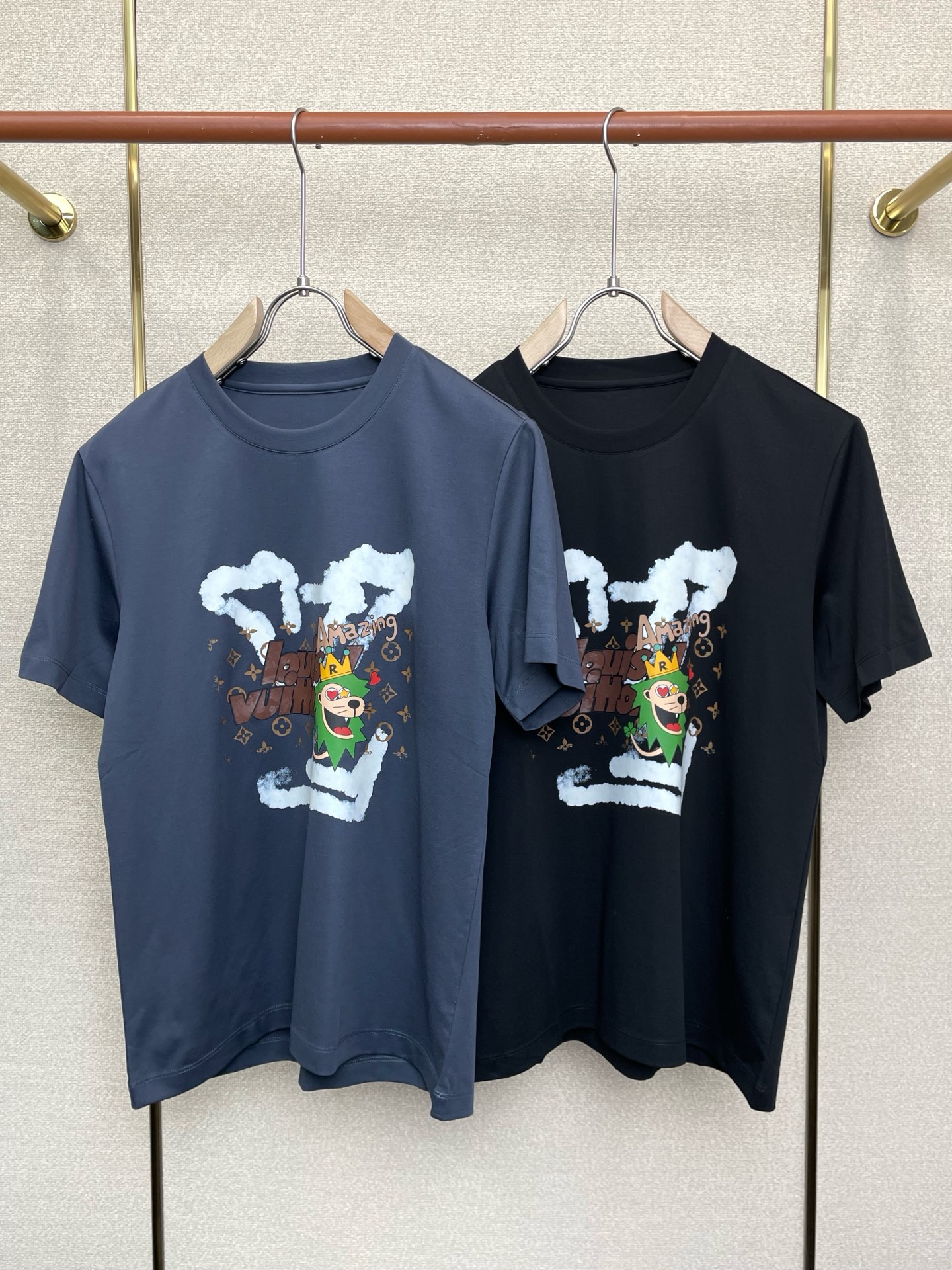 NO:712293,Support New Year’s Eve after-sales service!  .Louis Vuitton Louis Vuitton exclusively offers new original men's casual short sleeves. High-end customization. High-end version. Fashionable and versatile imported fabrics. Super soft and delicate feel. Skin-friendly and comfortable to wear. High-end boutique. The upper body is finely made by the factory. It is a must-have item for men. Three standards are complete. Size M-3XL,, louis vuitton, louis vuitton, T-shirt,19860909支持跨年售后！.Louis Vuitton路易威登独家专供新款原单男士休闲短袖 高端定制 高端版本 时尚百搭爆款进口面料 手感超柔软细腻 穿着亲肤舒适 高端精品 代工厂精细做上身非常赞 男士必备单品 三标齐全 码数M-3XL,,louis vuitton,louis vuitton,T-shirt,,Men's clothing