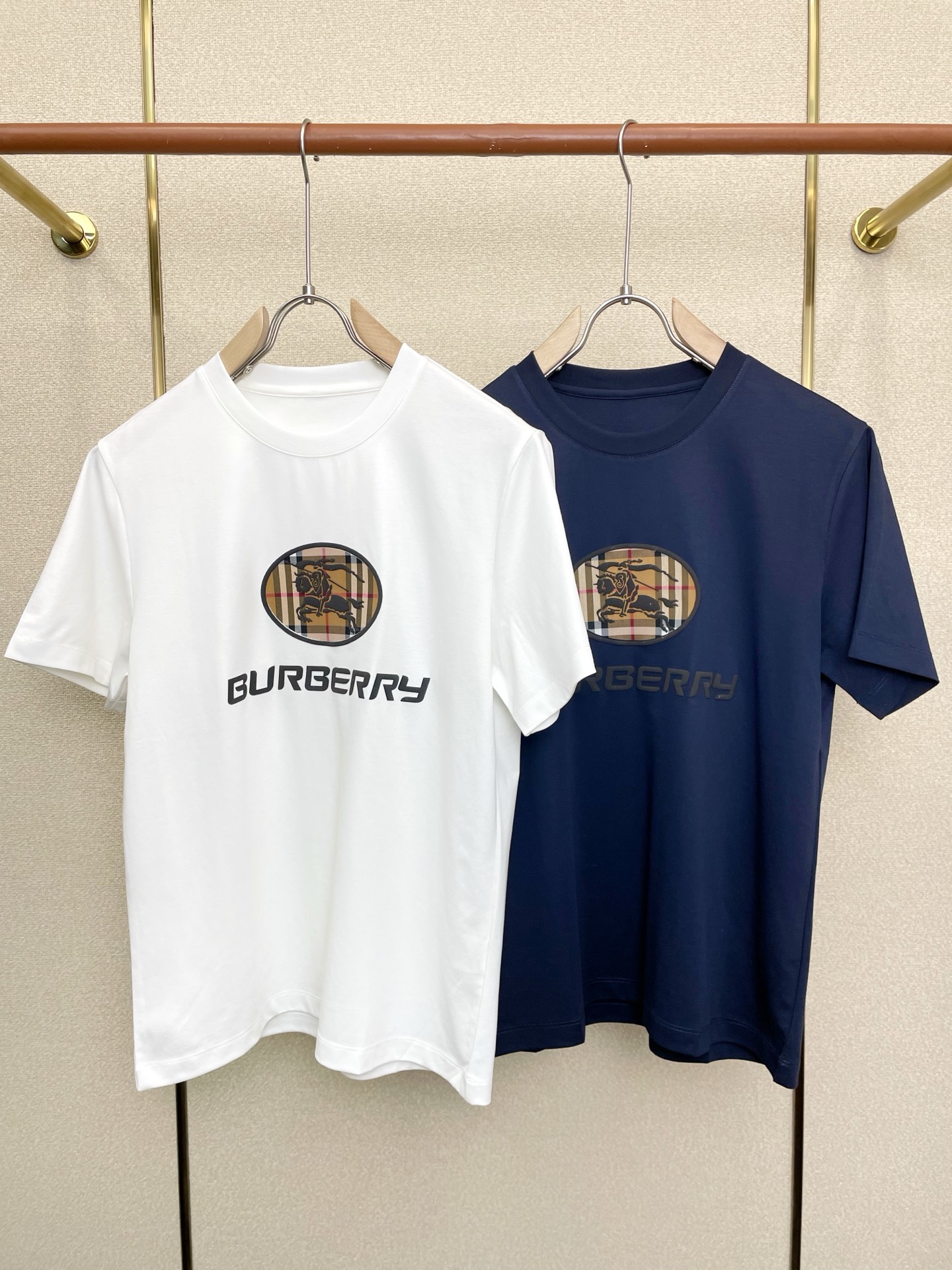 NO:712276,Support New Year’s Eve after-sales service!  .Burberry exclusively supplies new original men's casual short sleeves. High-end customization. High-end version. Fashionable and versatile imported fabrics. Super soft and delicate feel. Skin-friendly and comfortable to wear. High-end boutique. The upper body is exquisitely made by the factory. A must-have item for men. Three complete standards. Size M-3XL,,burberry,burberry,T-shirt,19860909支持跨年售后！.Burberry巴宝莉独家专供新款原单男士休闲短袖 高端定制 高端版本 时尚百搭爆款进口面料 手感超柔软细腻 穿着亲肤舒适 高端精品 代工厂精细做上身非常赞 男士必备单品 三标齐全 码数M-3XL,,burberry,burberry,T-shirt,,Men's clothing