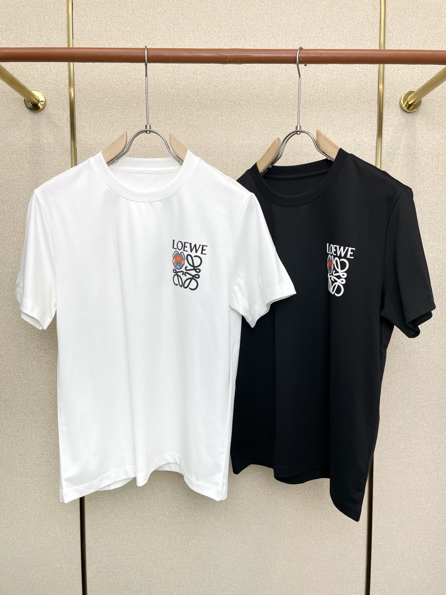 NO:712284,Support New Year’s Eve after-sales service!  .LOEWE exclusively supplies new original men's casual short-sleeves. High-end customization. High-end version. Fashionable and versatile imported fabrics. Super soft and delicate feel. Skin-friendly and comfortable to wear. High-end boutique. The upper body is exquisitely made by the factory. Men's must-have items. Three standards are complete. Size M-3XL,,loewe,loewe,T-shirt,19860909支持跨年售后！.LOEWE罗意威独家专供新款原单男士休闲短袖 高端定制 高端版本 时尚百搭爆款进口面料 手感超柔软细腻 穿着亲肤舒适 高端精品 代工厂精细做上身非常赞 男士必备单品 三标齐全 码数M-3XL,,loewe,loewe,T-shirt,,Men's clothing