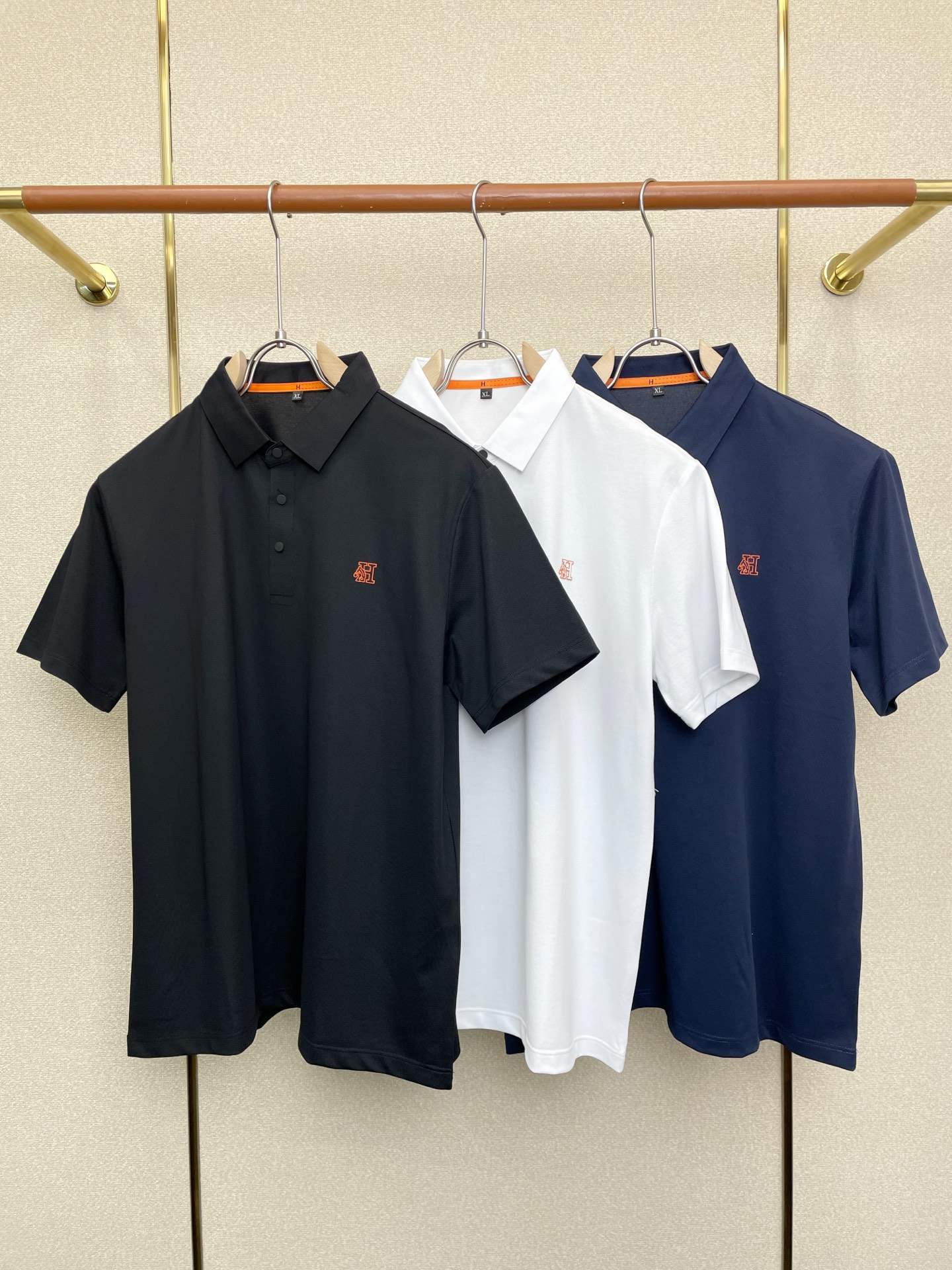 NO:712255,Support New Year’s Eve after-sales service!  .Hermès exclusively offers new original men's casual short sleeves. High-end customization. High-end version. Fashionable and versatile imported fabrics. Super soft and delicate feel. Skin-friendly and comfortable to wear. High-end boutique. The upper body is exquisitely made by the factory. A must-have item for men. Three complete standards. Size M-4XL,, hermes, hermes, T-shirt,19860909支持跨年售后！.Hermès爱马仕独家专供新款原单男士休闲短袖 高端定制 高端版本 时尚百搭爆款进口面料 手感超柔软细腻 穿着亲肤舒适 高端精品 代工厂精细做上身非常赞 男士必备单品 三标齐全 码数M-4XL,,hermes,hermes,T-shirt,,Men's clothing