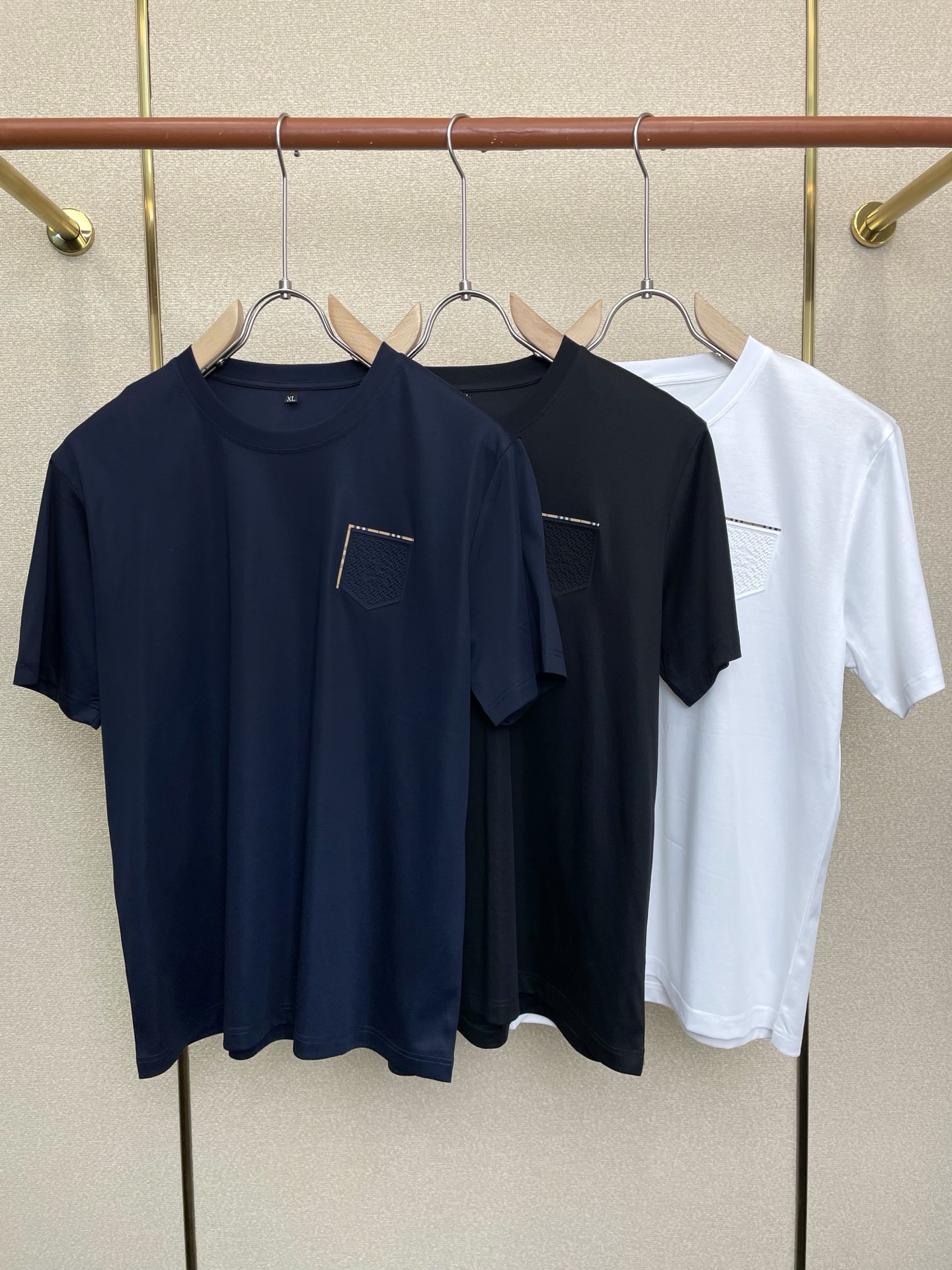 NO:712279,Support New Year’s Eve after-sales service!  .Burberry exclusively supplies new original men's casual short sleeves. High-end customization. High-end version. Fashionable and versatile imported fabrics. Super soft and delicate feel. Skin-friendly and comfortable to wear. High-end boutique. The upper body is exquisitely made by the factory. A must-have item for men. Complete with three standards. Size M-4XL,,burberry,burberry,T-shirt,19860909支持跨年售后！.Burberry巴宝莉独家专供新款原单男士休闲短袖 高端定制 高端版本 时尚百搭爆款进口面料 手感超柔软细腻 穿着亲肤舒适 高端精品 代工厂精细做上身非常赞 男士必备单品 三标齐全 码数M-4XL,,burberry,burberry,T-shirt,,Men's clothing