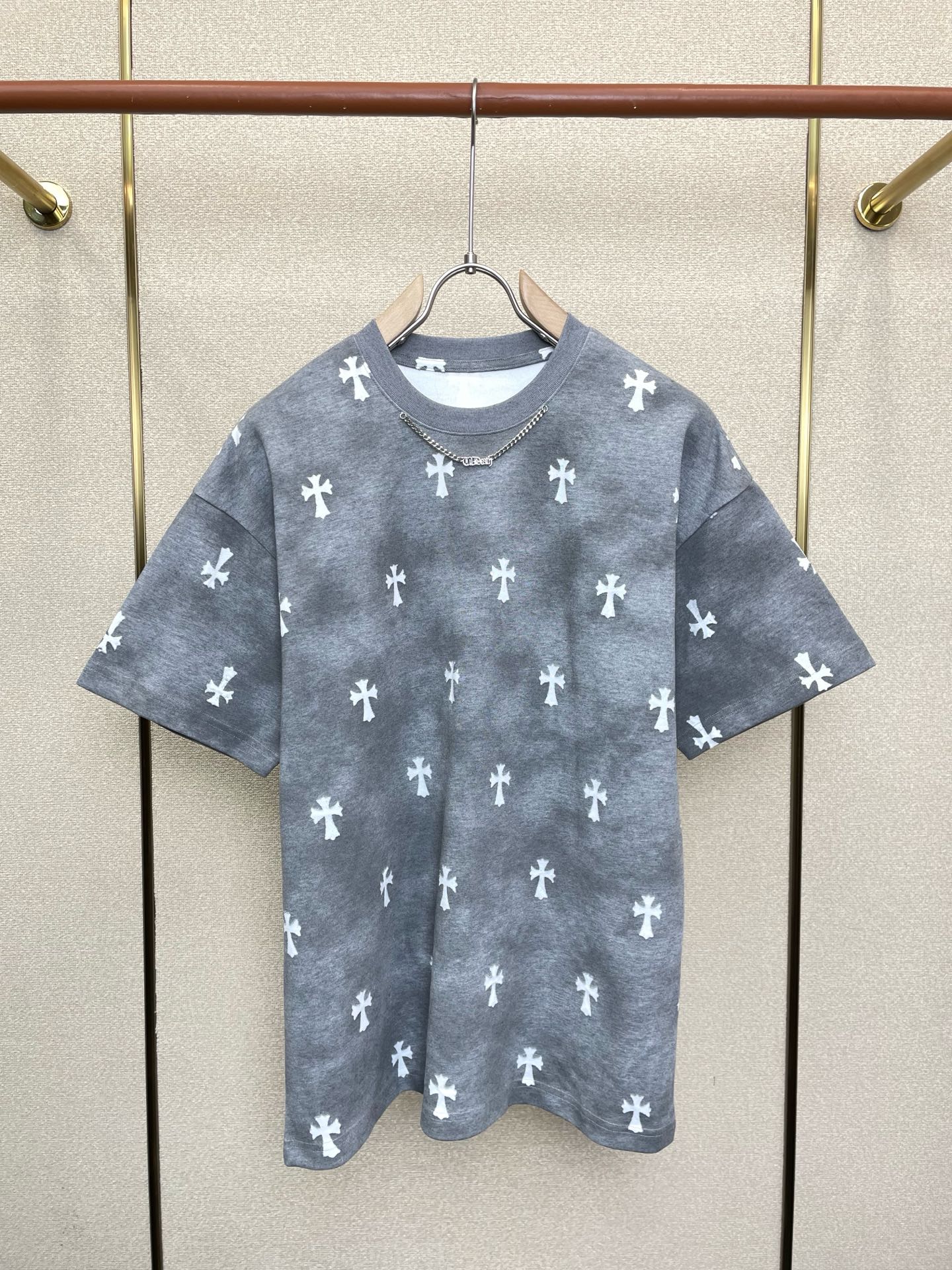 NO:874208,.Chrome Hearts Chrome Hearts is a must-have new model of original men's casual short sleeves. High-end customization. High-end version. Fashionable and versatile imported fabrics. Super soft and delicate feel. Skin-friendly and comfortable to wear. High-end boutique. The upper body is finely made by the factory. It is a must-have item for men. Three standards are complete. Size M-3XL,, chrome hearts, chrome hearts, T-shirt,19860909.Chrome hearts克罗心砸锅卖铁都要上的新款新款原单男士休闲短袖 高端定制 高端版本 时尚百搭爆款进口面料 手感超柔软细腻 穿着亲肤舒适 高端精品 代工厂精细做上身非常赞 男士必备单品 三标齐全 码数M-3XL,,chrome hearts,chrome hearts,T-shirt,,Men's clothing