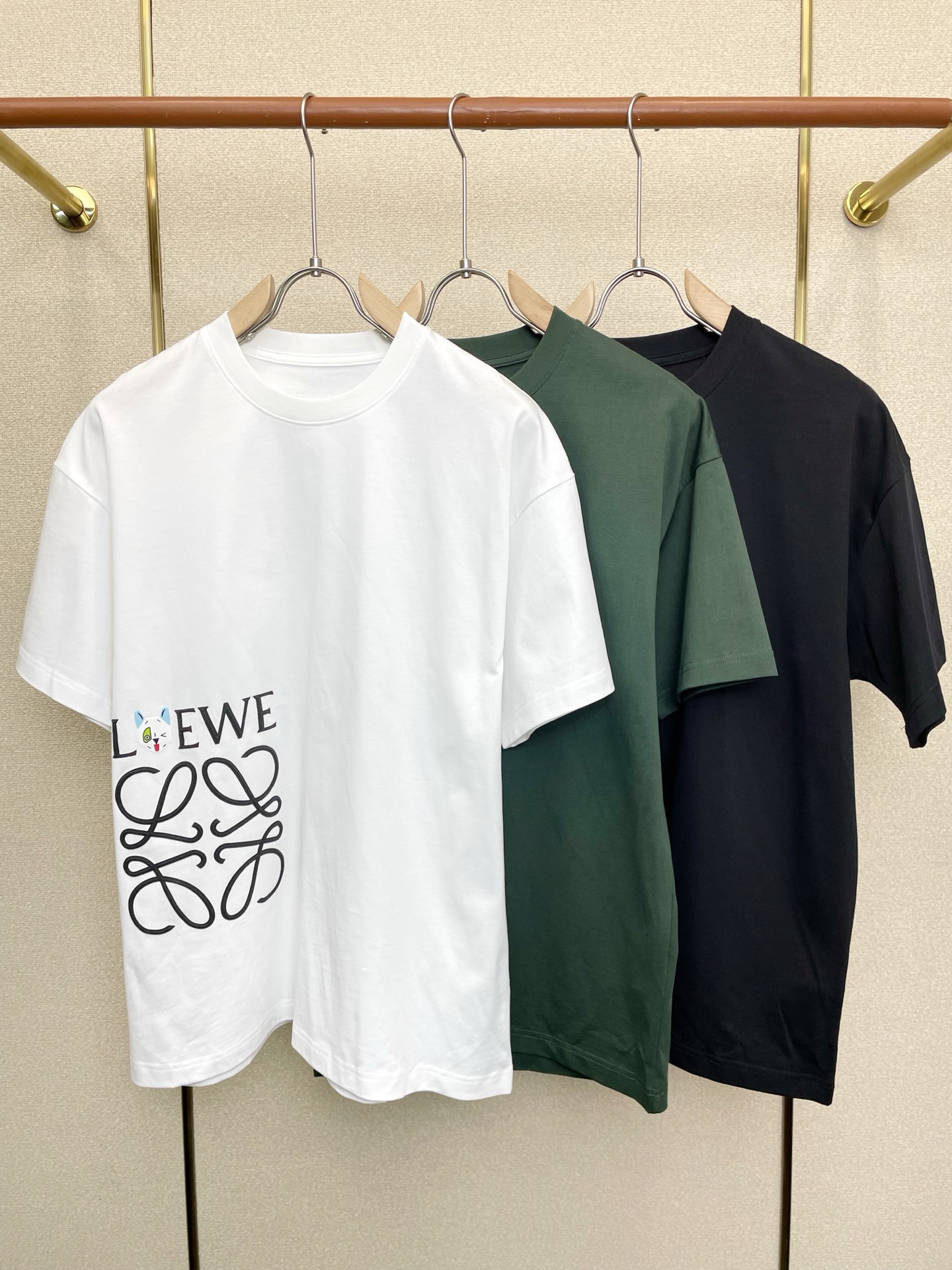 NO:874215,.LOEWE is a must-have new model of original men's casual short-sleeves. High-end customization. High-end version. Fashionable and versatile imported fabrics. Super soft and delicate feel. Skin-friendly and comfortable to wear. High-end boutique. The upper body is finely made by the factory. It is a must-have item for men. Three standards are complete. Size M-3XL,,loewe,loewe,T-shirt,19860909.LOEWE罗意威砸锅卖铁都要上的新款新款原单男士休闲短袖 高端定制 高端版本 时尚百搭爆款进口面料 手感超柔软细腻 穿着亲肤舒适 高端精品 代工厂精细做上身非常赞 男士必备单品 三标齐全 码数M-3XL,,loewe,loewe,T-shirt,,Men's clothing