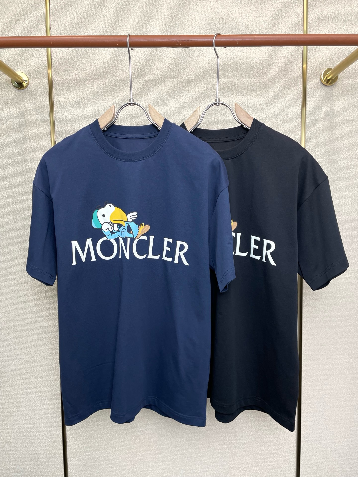 NO:874236,.Moncler's new and original men's casual short-sleeve, high-end customized, high-end version, fashionable and versatile imported fabrics, super soft and delicate to the touch, skin-friendly and comfortable to wear, high-end boutique, the upper body is exquisitely made by the factory, a must-have item for men, complete with three standards, size M-3XL, Moncler, T-shirt,19860909.Moncler蒙口砸锅卖铁都要上的新款新款原单男士休闲短袖 高端定制 高端版本 时尚百搭爆款进口面料 手感超柔软细腻 穿着亲肤舒适 高端精品 代工厂精细做上身非常赞 男士必备单品 三标齐全 码数M-3XL,,Moncler,T-shirt,,Men's clothing