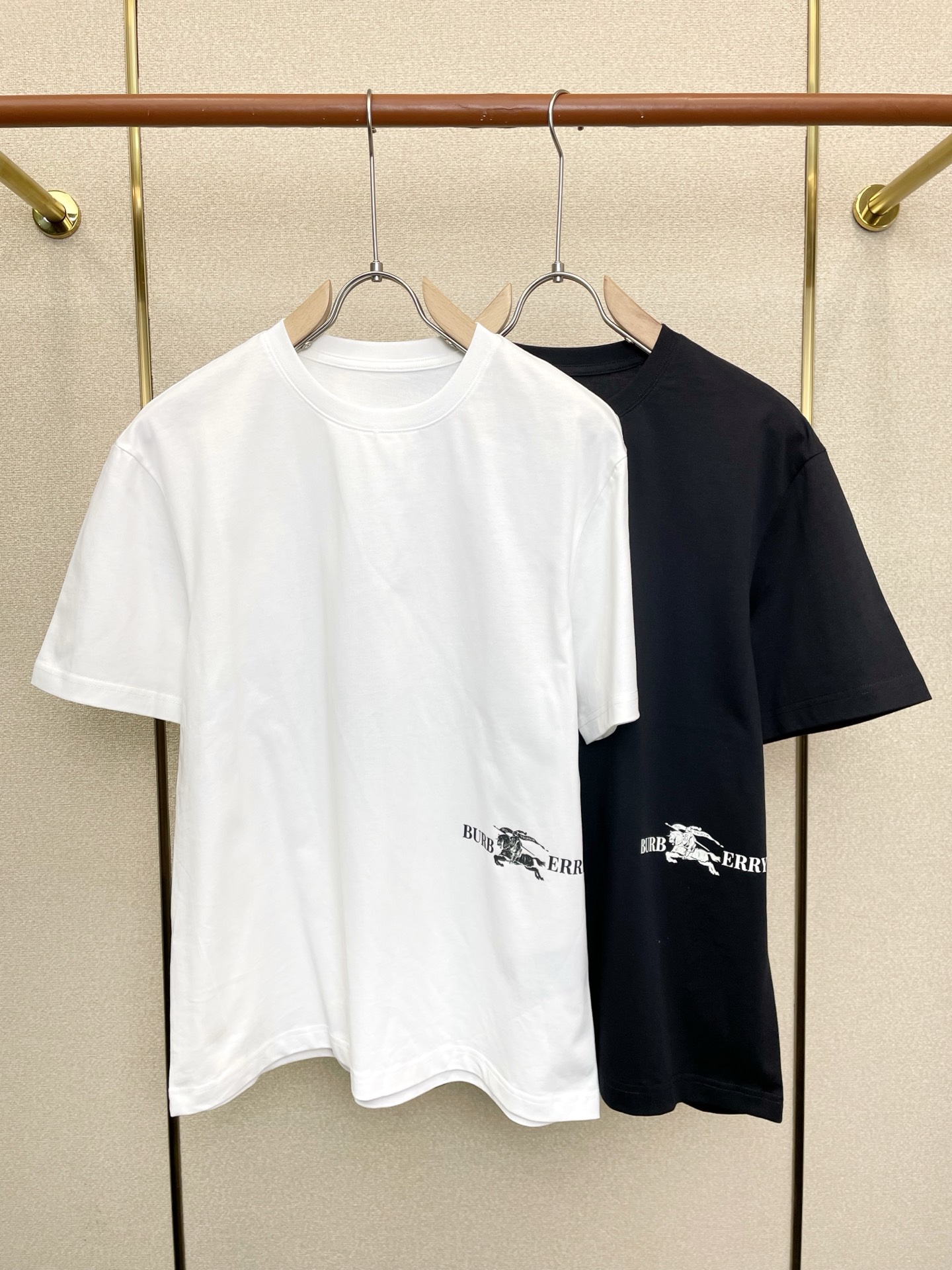NO:874243,.Burberry's new and popular original men's casual short-sleeves, high-end customization, high-end version, fashionable and versatile imported fabrics, super soft and delicate to the touch, skin-friendly and comfortable to wear, high-end boutique, the upper body is exquisitely made by the factory, a must-have item for men, complete with three standards, size M-3XL,, burberry, burberry, T-shirt,19860909.Burberry巴宝莉砸锅卖铁都要上的新款新款原单男士休闲短袖 高端定制 高端版本 时尚百搭爆款进口面料 手感超柔软细腻 穿着亲肤舒适 高端精品 代工厂精细做上身非常赞 男士必备单品 三标齐全 码数M-3XL,,burberry,burberry,T-shirt,,Men's clothing