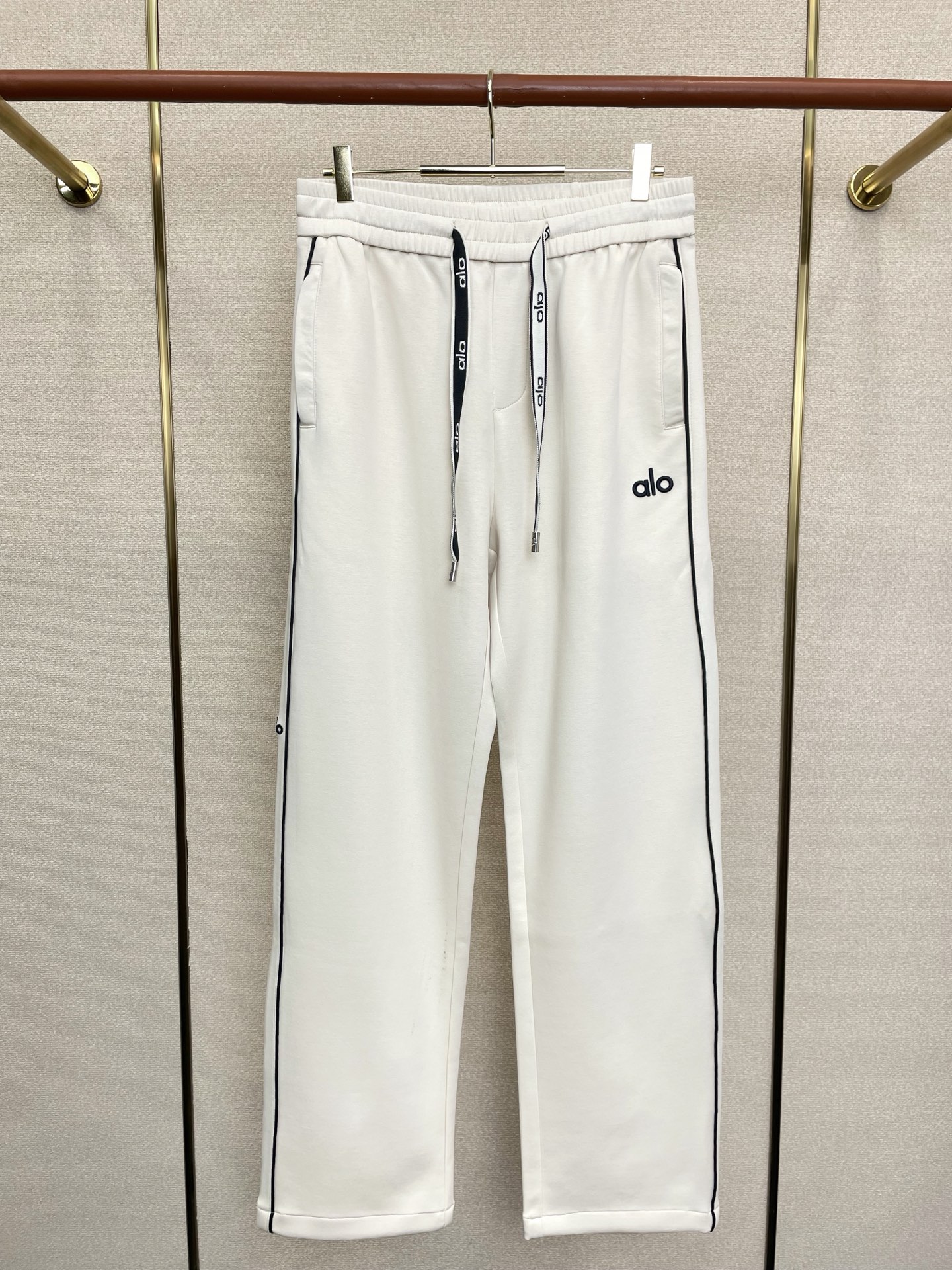 NO:759762,.ALO YOGA exclusively offers new casual pants, high-end version!  Custom-made fabrics at the counter are highly breathable and comfortable, with impeccable details. The design concept of brand elements reflects high quality. It feels delicate and soft!  It presents a casual cut and the upper body shape is awesome!  Size M-3XL,,19860909.ALO YOGA独家专供新款休闲裤 高端版本！专柜定制面料 透气舒适度高,细节无可挑剔.品牌元素设计理念,体现高品质.手感细腻柔软！呈现休闲裁剪,上身版型超赞！码数M-3XL,,,Men's clothing