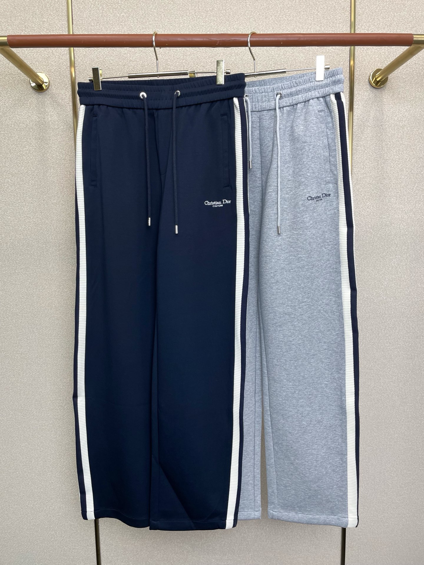 NO:759767,.Dior exclusive new casual pants high-end version!  Custom-made fabrics at the counter are highly breathable and comfortable, with impeccable details. The design concept of brand elements reflects high quality. It feels delicate and soft!  It presents a casual cut and the upper body shape is awesome!  Size M-3XL,,dior,dior,19860909.Dior迪奥独家专供新款休闲裤 高端版本！专柜定制面料 透气舒适度高,细节无可挑剔.品牌元素设计理念,体现高品质.手感细腻柔软！呈现休闲裁剪,上身版型超赞！码数M-3XL,,dior,dior,,Men's clothing