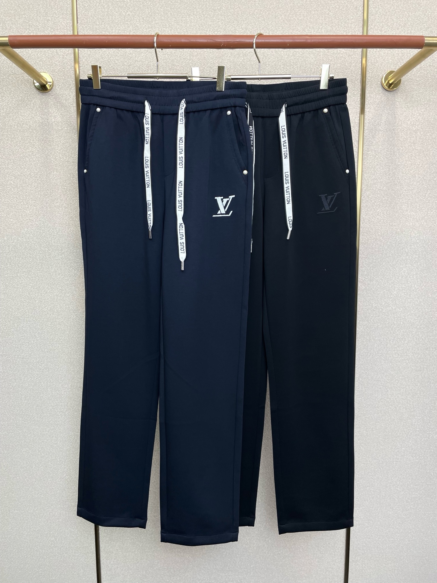 NO:759775,.Louis Vuitton exclusive new casual pants high-end version!  Custom-made fabrics at the counter are highly breathable and comfortable, with impeccable details. The design concept of brand elements reflects high quality. It feels delicate and soft!  It presents a casual cut and the upper body shape is awesome!  Size M-3XL,,louis vuitton,louis vuitton,19860909.Louis Vuitton路易威登独家专供新款休闲裤 高端版本！专柜定制面料 透气舒适度高,细节无可挑剔.品牌元素设计理念,体现高品质.手感细腻柔软！呈现休闲裁剪,上身版型超赞！码数M-3XL,,louis vuitton,louis vuitton,,Men's clothing
