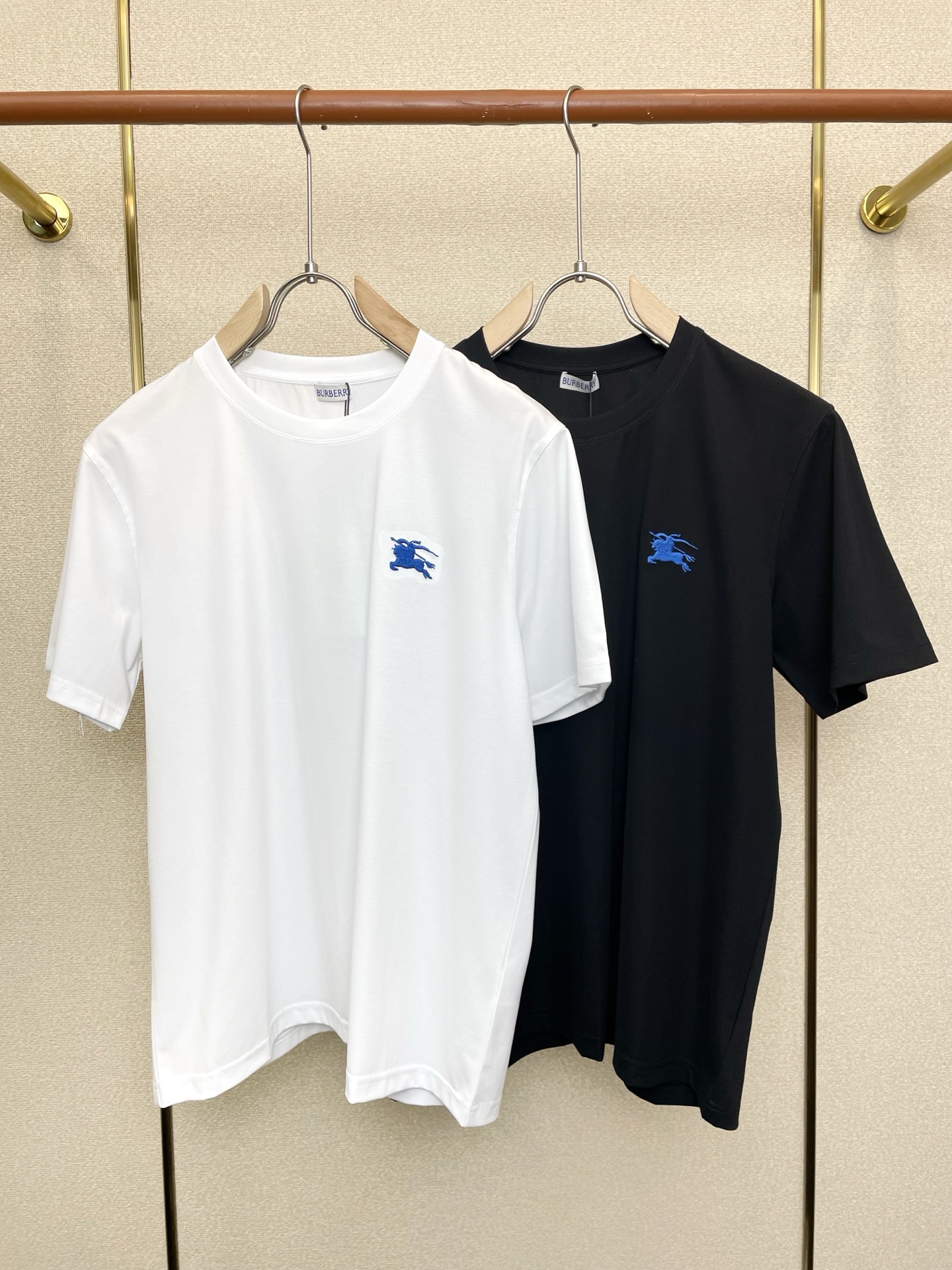 NO:759781,.Burberry exclusively supplies new original men's casual short sleeves. High-end customization. High-end version. Fashionable and versatile imported fabrics. Super soft and delicate feel. Skin-friendly and comfortable to wear. High-end boutique. The upper body is exquisitely made by the factory. A must-have item for men. Three complete standards. Size M-3XL,,burberry,burberry,T-shirt,19860909.Burberry巴宝莉独家专供新款原单男士休闲短袖 高端定制 高端版本 时尚百搭爆款进口面料 手感超柔软细腻 穿着亲肤舒适 高端精品 代工厂精细做上身非常赞 男士必备单品 三标齐全 码数M-3XL,,burberry,burberry,T-shirt,,Men's clothing