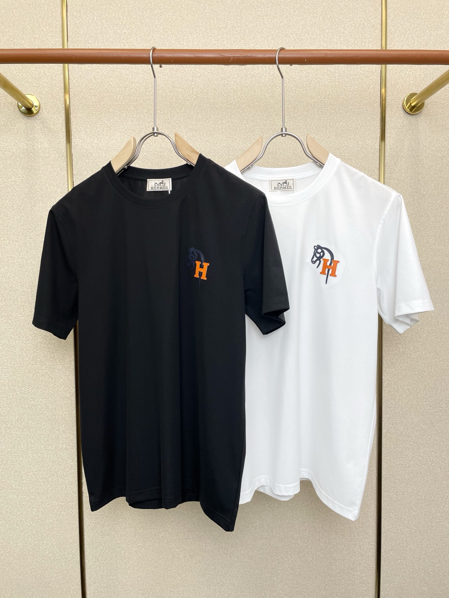 NO:759788,.Hermès exclusively offers new original men's casual short-sleeves. High-end customization. High-end version. Fashionable and versatile imported fabrics. Super soft and delicate feel. Skin-friendly and comfortable to wear. High-end boutique. The upper body is exquisitely made by the factory. A must-have item for men. Three complete standards. Size M-3XL,, hermes, hermes, T-shirt,19860909.Hermès爱马仕独家专供新款原单男士休闲短袖 高端定制 高端版本 时尚百搭爆款进口面料 手感超柔软细腻 穿着亲肤舒适 高端精品 代工厂精细做上身非常赞 男士必备单品 三标齐全 码数M-3XL,,hermes,hermes,T-shirt,,Men's clothing