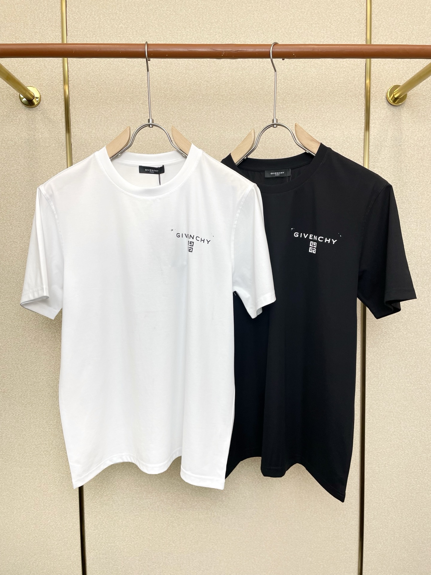 NO:759794,.Givenchy exclusively supplies new original men's casual short-sleeves, high-end customization, high-end version, fashionable and versatile imported fabrics, super soft and delicate to the touch, skin-friendly and comfortable to wear, high-end boutique, the upper body is exquisitely made by the factory, a must-have item for men, complete with three standards, size M-3XL,,givenchy,givenchy,T-shirt,19860909.Givenchy纪梵希独家专供新款原单男士休闲短袖 高端定制 高端版本 时尚百搭爆款进口面料 手感超柔软细腻 穿着亲肤舒适 高端精品 代工厂精细做上身非常赞 男士必备单品 三标齐全 码数M-3XL,,givenchy,givenchy,T-shirt,,Men's clothing