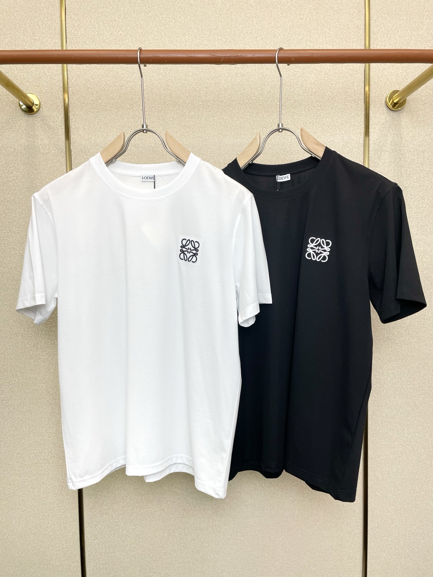 NO:759801,.LOEWE exclusively supplies new original men's casual short-sleeves, high-end customization, high-end version, fashionable and versatile imported fabrics, super soft and delicate to the touch, skin-friendly and comfortable to wear, high-end boutique, the upper body is exquisitely made by the factory, a must-have item for men, complete with three standards, size M-3XL,,loewe,loewe,T-shirt,19860909.LOEWE罗意威独家专供新款原单男士休闲短袖 高端定制 高端版本 时尚百搭爆款进口面料 手感超柔软细腻 穿着亲肤舒适 高端精品 代工厂精细做上身非常赞 男士必备单品 三标齐全 码数M-3XL,,loewe,loewe,T-shirt,,Men's clothing