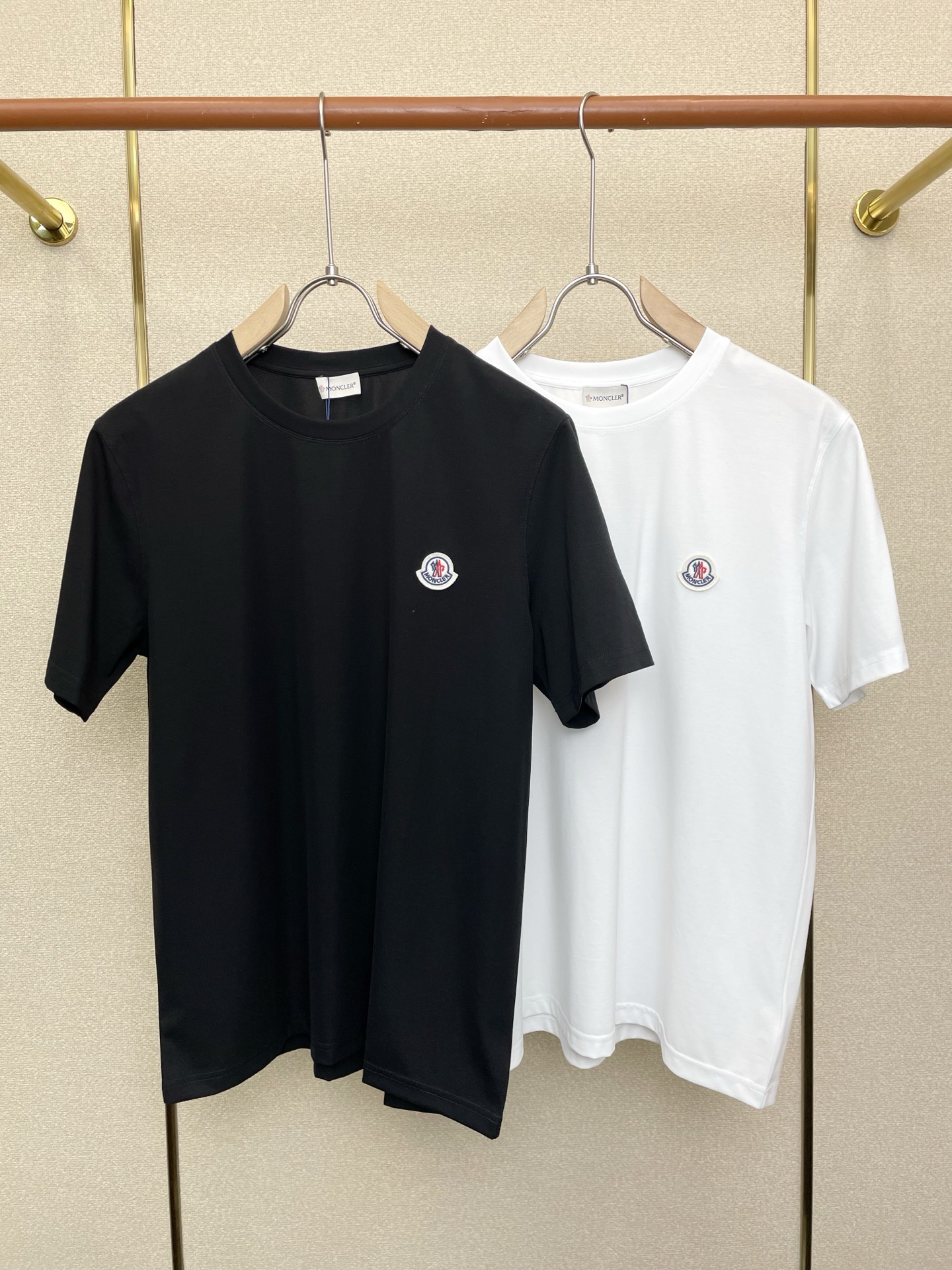 NO:759807,.Moncler Moncler Men's Men's Casual Short Sleeves are exclusively available for new models. High-end customization. High-end version. Fashionable and versatile imported fabrics. Super soft and delicate feel. Skin-friendly and comfortable to wear. High-end boutique. The upper body is finely made by the factory. It is a must-have item for men. Complete with three standards. Size M-3XL, Moncler, T-shirt,19860909.Moncler蒙口独家专供新款原单男士休闲短袖 高端定制 高端版本 时尚百搭爆款进口面料 手感超柔软细腻 穿着亲肤舒适 高端精品 代工厂精细做上身非常赞 男士必备单品 三标齐全 码数M-3XL,,Moncler,T-shirt,,Men's clothing