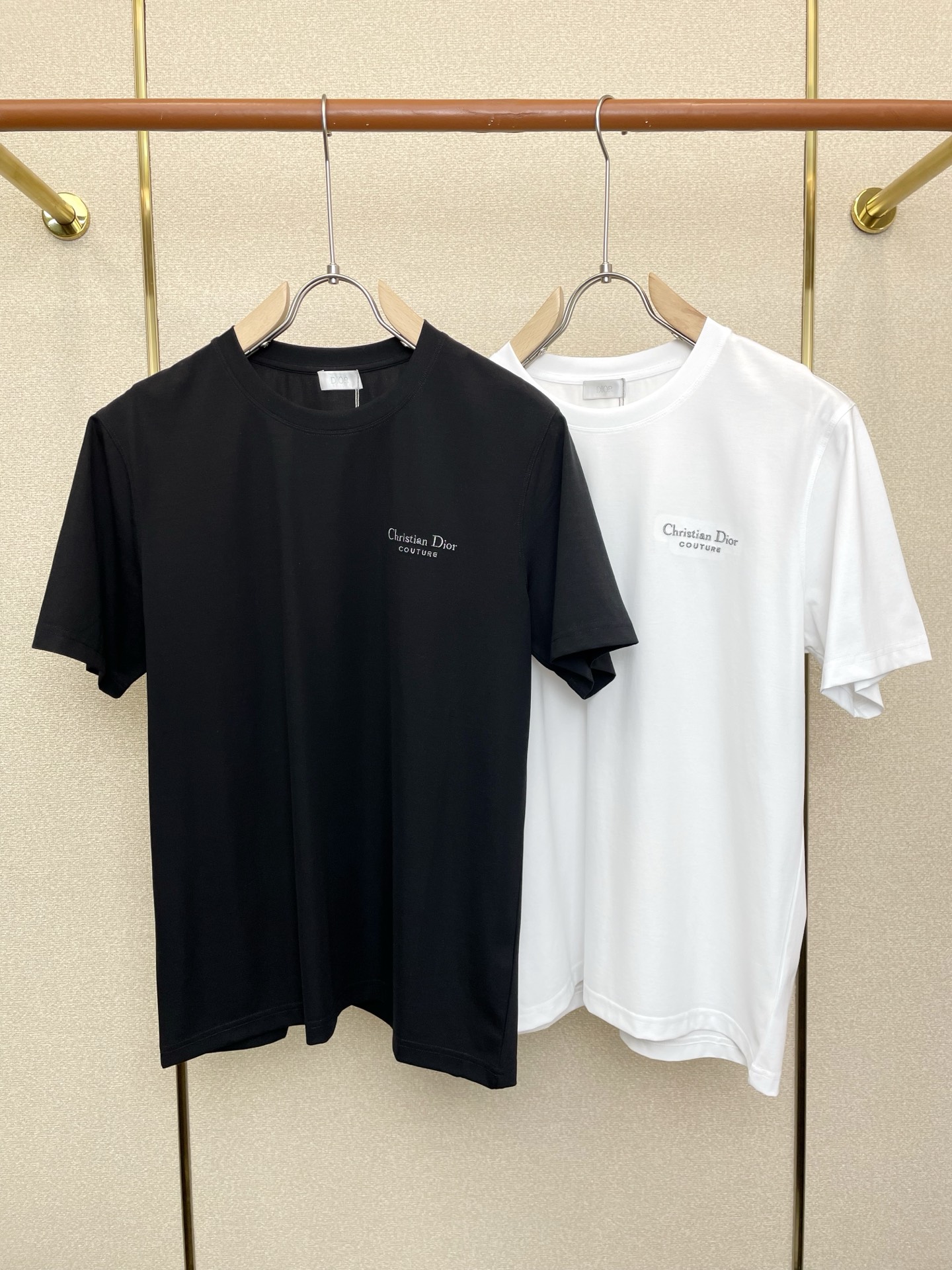 NO:759754,.Dior Dior exclusively provides new original men's casual short sleeves. High-end customization. High-end version. Fashionable and versatile imported fabrics. Super soft and delicate feel. Skin-friendly and comfortable to wear. High-end boutique. The upper body is exquisitely made by the factory. A must-have item for men. Complete with three standards. Size M-3XL, dior, dior, T-shirt,19860909.Dior迪奥独家专供新款原单男士休闲短袖 高端定制 高端版本 时尚百搭爆款进口面料 手感超柔软细腻 穿着亲肤舒适 高端精品 代工厂精细做上身非常赞 男士必备单品 三标齐全 码数M-3XL,,dior,dior,T-shirt,,Men's clothing