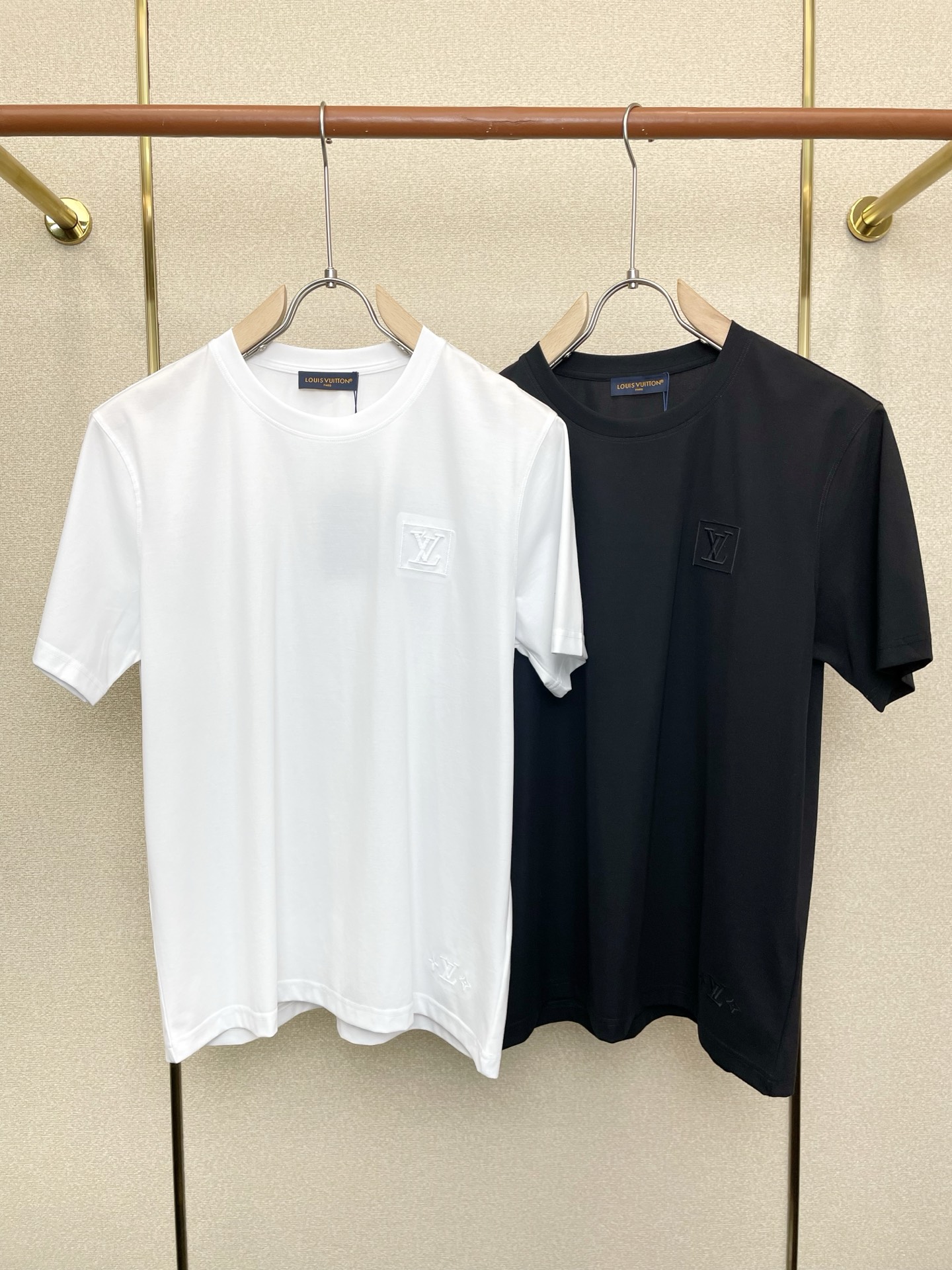 NO:759763,.Louis Vuitton Louis Vuitton exclusively offers new original men's casual short sleeves. High-end customization. High-end version. Fashionable and versatile imported fabrics. Super soft and delicate feel. Skin-friendly and comfortable to wear. High-end boutique. The upper body is finely made by the factory. It is a must-have item for men. Three standards are complete. Size M-3XL,, louis vuitton, louis vuitton, T-shirt,19860909.Louis Vuitton路易威登独家专供新款原单男士休闲短袖 高端定制 高端版本 时尚百搭爆款进口面料 手感超柔软细腻 穿着亲肤舒适 高端精品 代工厂精细做上身非常赞 男士必备单品 三标齐全 码数M-3XL,,louis vuitton,louis vuitton,T-shirt,,Men's clothing