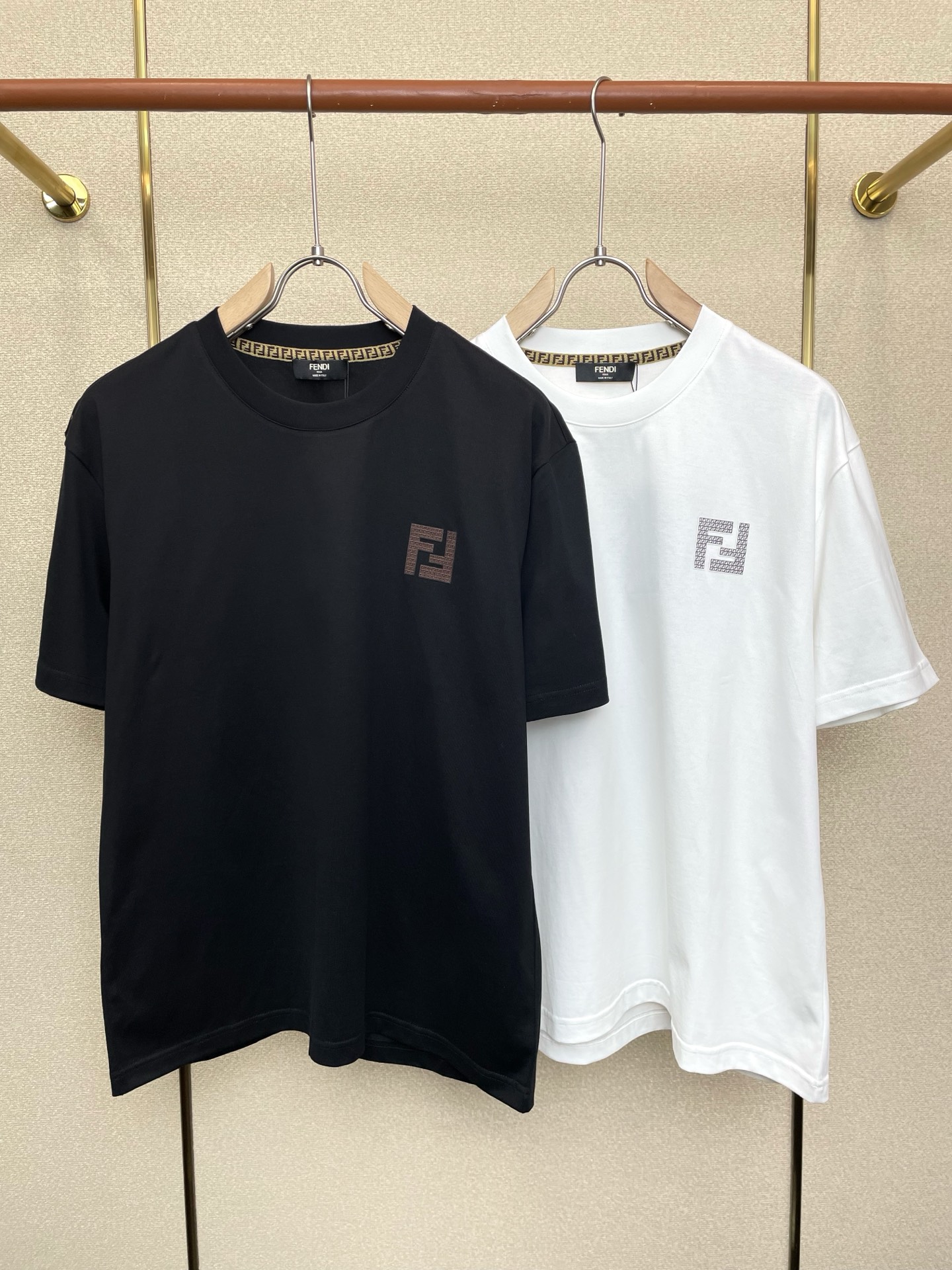 NO:759768,.FENDI Fendi exclusively provides new original men's casual short sleeves. High-end customization. High-end version. Fashionable and versatile imported fabrics. Super soft and delicate feel. Skin-friendly and comfortable to wear. High-end boutique. The upper body is exquisitely made by the factory. A must-have item for men. Three complete standards. Size M-3XL,,fendi,fendi, T-shirt,19860909.FENDI芬迪独家专供新款原单男士休闲短袖 高端定制 高端版本 时尚百搭爆款进口面料 手感超柔软细腻 穿着亲肤舒适 高端精品 代工厂精细做上身非常赞 男士必备单品 三标齐全 码数M-3XL,,fendi,fendi,T-shirt,,Men's clothing