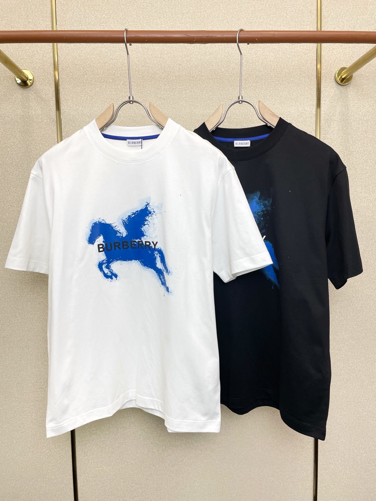 NO:759776,.Burberry exclusively supplies new original men's casual short sleeves. High-end customization. High-end version. Fashionable and versatile imported fabrics. Super soft and delicate feel. Skin-friendly and comfortable to wear. High-end boutique. The upper body is exquisitely made by the factory. A must-have item for men. Three complete standards. Size M-3XL,,burberry,burberry,T-shirt,19860909.Burberry巴宝莉独家专供新款原单男士休闲短袖 高端定制 高端版本 时尚百搭爆款进口面料 手感超柔软细腻 穿着亲肤舒适 高端精品 代工厂精细做上身非常赞 男士必备单品 三标齐全 码数M-3XL,,burberry,burberry,T-shirt,,Men's clothing