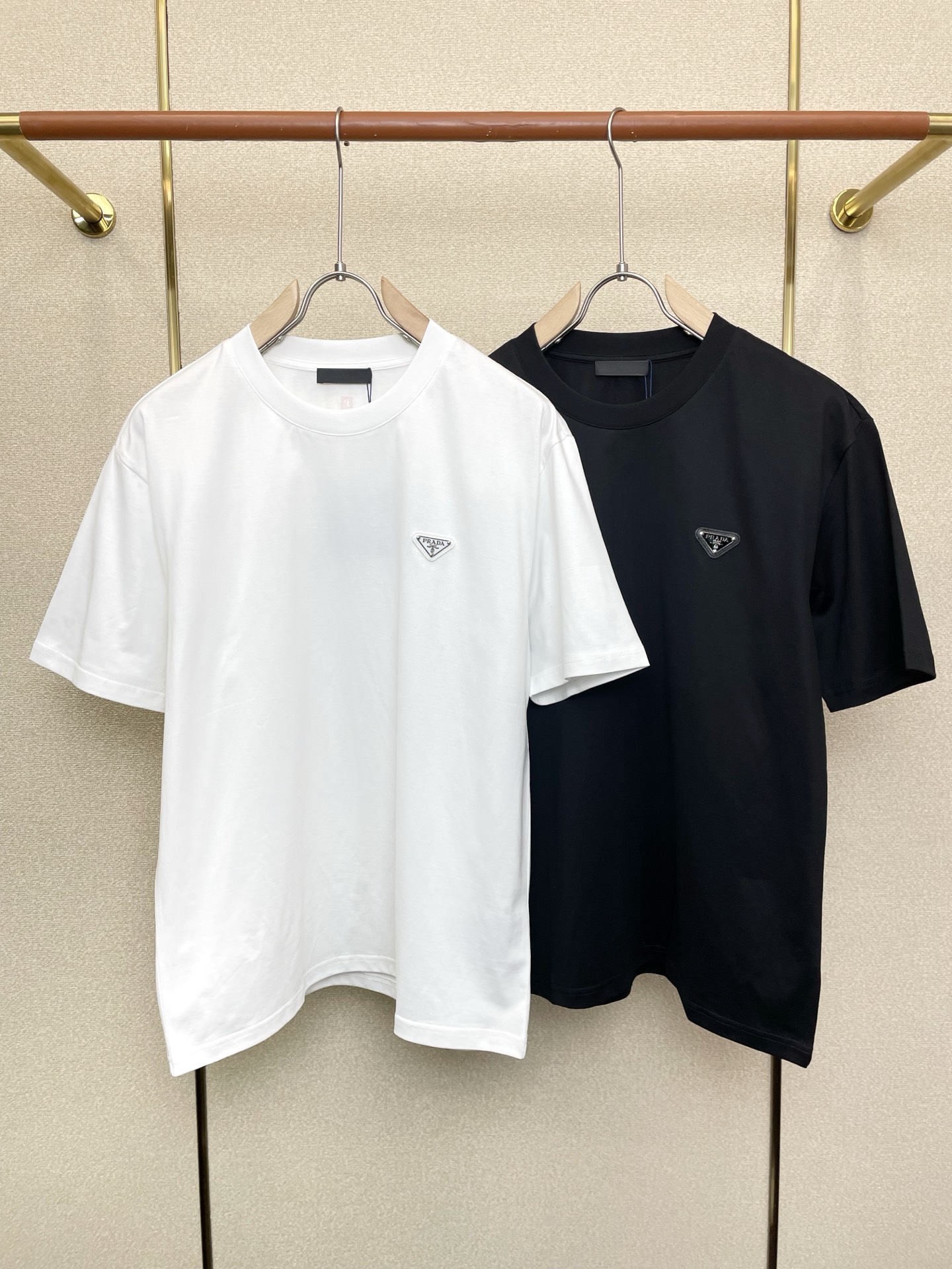 NO:759783,.Prada exclusively supplies new original men's casual short-sleeves. High-end customization. High-end version. Fashionable and versatile imported fabrics. Super soft and delicate feel. Skin-friendly and comfortable to wear. High-end boutique. The upper body is exquisitely made by the factory. A must-have item for men. Complete with three standards. Size M-3XL, prada, prada, T-shirt,19860909.Prada普拉达独家专供新款原单男士休闲短袖 高端定制 高端版本 时尚百搭爆款进口面料 手感超柔软细腻 穿着亲肤舒适 高端精品 代工厂精细做上身非常赞 男士必备单品 三标齐全 码数M-3XL,,prada,prada,T-shirt,,Men's clothing