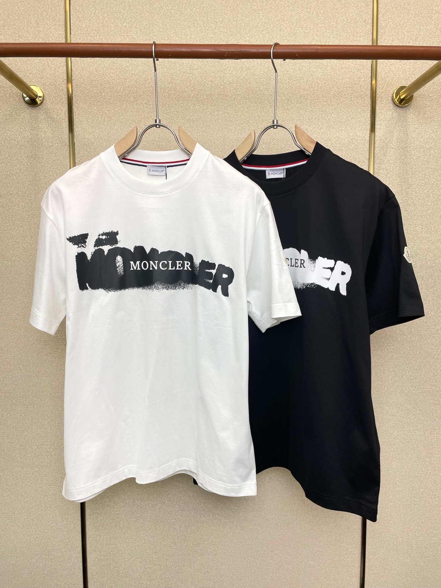 NO:759789,.Moncler Moncler Men's Men's Casual Short Sleeves are exclusively available for new models. High-end customization. High-end version. Fashionable and versatile imported fabrics. Super soft and delicate feel. Skin-friendly and comfortable to wear. High-end boutique. The upper body is finely made by the factory. It is a must-have item for men. Complete with three standards. Size M-3XL, Moncler, T-shirt,19860909.Moncler蒙口独家专供新款原单男士休闲短袖 高端定制 高端版本 时尚百搭爆款进口面料 手感超柔软细腻 穿着亲肤舒适 高端精品 代工厂精细做上身非常赞 男士必备单品 三标齐全 码数M-3XL,,Moncler,T-shirt,,Men's clothing