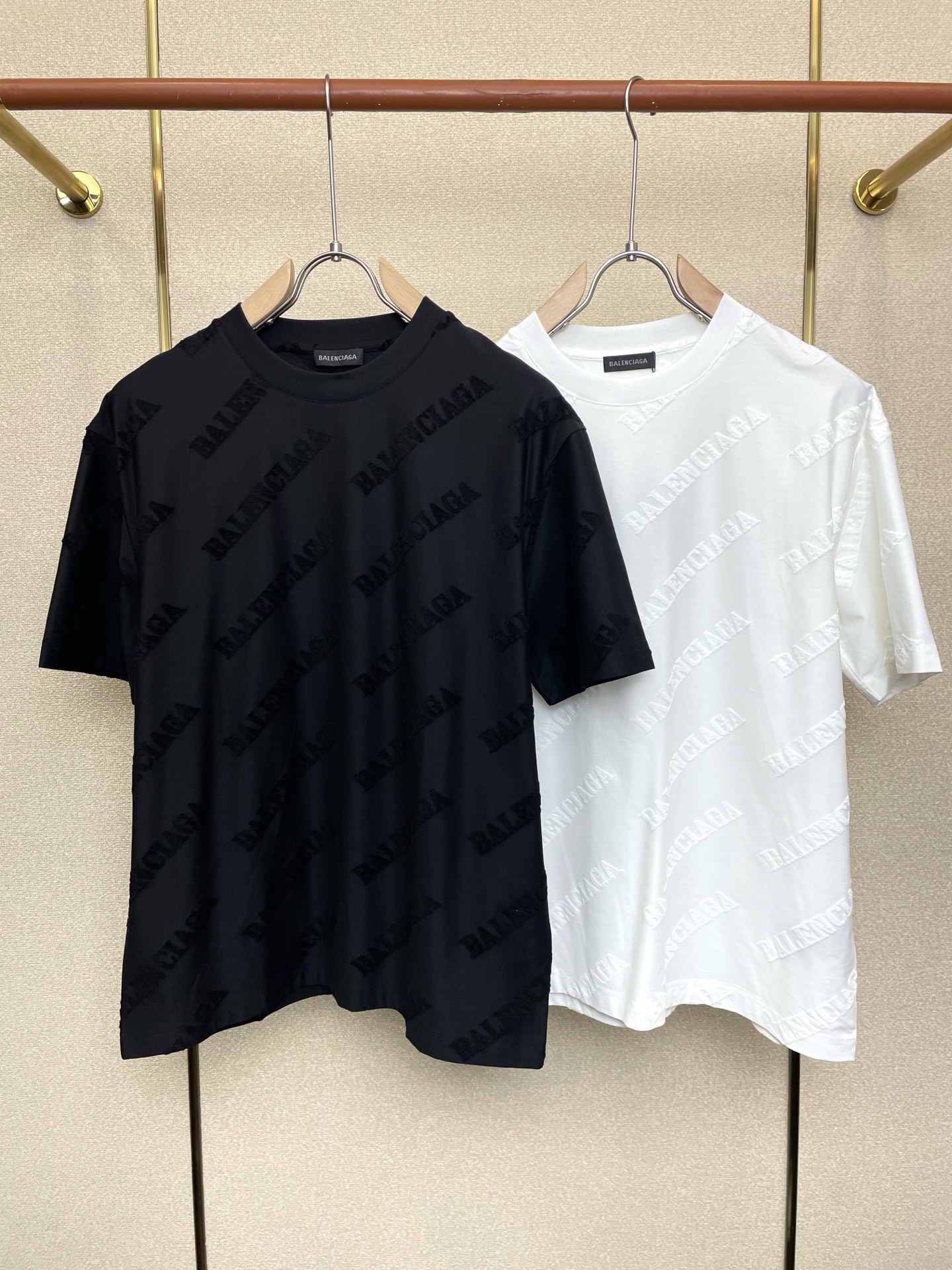 NO:759795,.Balenciaga exclusively supplies new original men's casual short sleeves. High-end customization. High-end version. Fashionable and versatile imported fabrics. Super soft and delicate feel. Skin-friendly and comfortable to wear. High-end boutique. The upper body is exquisitely made by the factory. A must-have item for men. Three complete standards. Size M-3XL,,balenciaga,balenciaga,T-shirt,19860909.Balenciaga巴黎世家独家专供新款原单男士休闲短袖 高端定制 高端版本 时尚百搭爆款进口面料 手感超柔软细腻 穿着亲肤舒适 高端精品 代工厂精细做上身非常赞 男士必备单品 三标齐全 码数M-3XL,,balenciaga,balenciaga,T-shirt,,Men's clothing