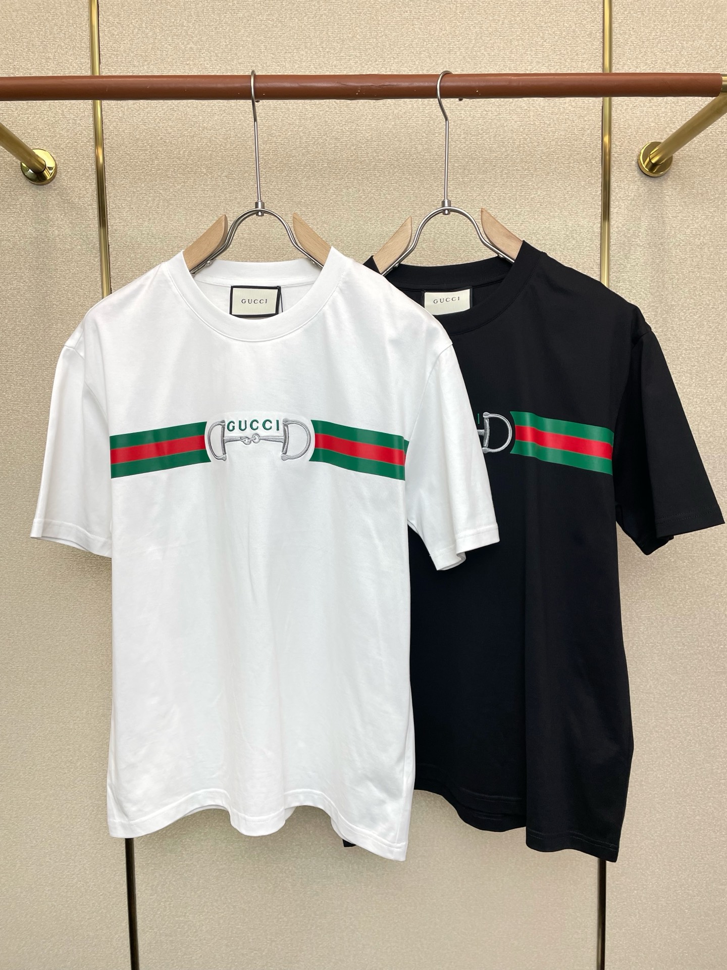 NO:759802,.Gucci Gucci exclusively provides new original men's casual short sleeves. High-end customization. High-end version. Fashionable and versatile imported fabrics. Super soft and delicate feel. Skin-friendly and comfortable to wear. High-end boutique. The upper body is exquisitely made by the factory. A must-have item for men. Complete with three standards. Size M-3XL,,gucci,gucci,T-shirt,19860909.Gucci古驰独家专供新款原单男士休闲短袖 高端定制 高端版本 时尚百搭爆款进口面料 手感超柔软细腻 穿着亲肤舒适 高端精品 代工厂精细做上身非常赞 男士必备单品 三标齐全 码数M-3XL,,gucci,gucci,T-shirt,,Men's clothing