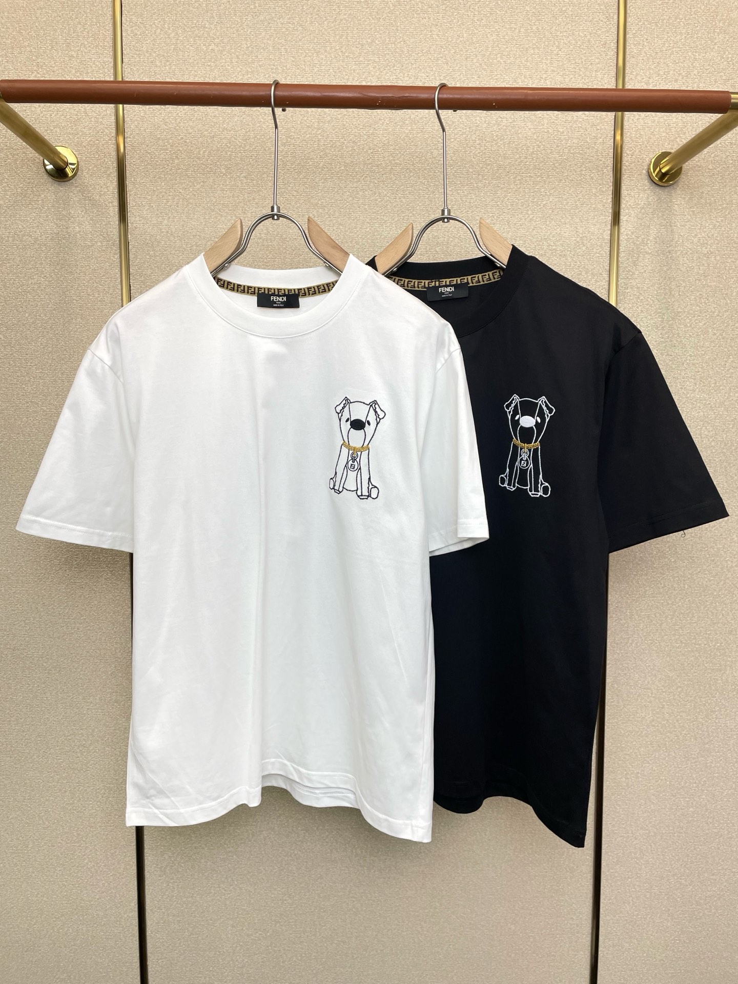 NO:759808,.FENDI Fendi exclusively provides new original men's casual short sleeves. High-end customization. High-end version. Fashionable and versatile imported fabrics. Super soft and delicate feel. Skin-friendly and comfortable to wear. High-end boutique. The upper body is exquisitely made by the factory. A must-have item for men. Three complete standards. Size M-3XL,,fendi,fendi, T-shirt,19860909.FENDI芬迪独家专供新款原单男士休闲短袖 高端定制 高端版本 时尚百搭爆款进口面料 手感超柔软细腻 穿着亲肤舒适 高端精品 代工厂精细做上身非常赞 男士必备单品 三标齐全 码数M-3XL,,fendi,fendi,T-shirt,,Men's clothing