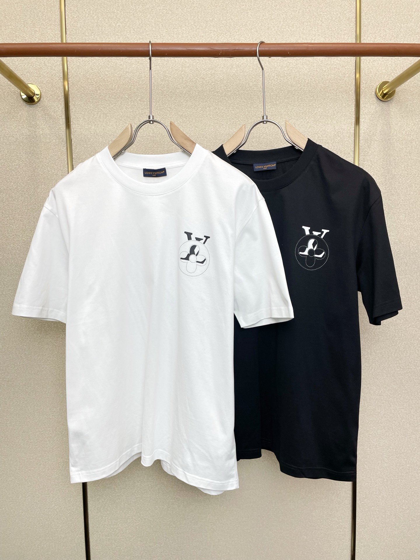 NO:759814,.Louis Vuitton Louis Vuitton exclusively offers new original men's casual short sleeves. High-end customization. High-end version. Fashionable and versatile imported fabrics. Super soft and delicate feel. Skin-friendly and comfortable to wear. High-end boutique. The upper body is finely made by the factory. It is a must-have item for men. Three standards are complete. Size M-3XL,, louis vuitton, louis vuitton, T-shirt,19860909.Louis Vuitton路易威登独家专供新款原单男士休闲短袖 高端定制 高端版本 时尚百搭爆款进口面料 手感超柔软细腻 穿着亲肤舒适 高端精品 代工厂精细做上身非常赞 男士必备单品 三标齐全 码数M-3XL,,louis vuitton,louis vuitton,T-shirt,,Men's clothing