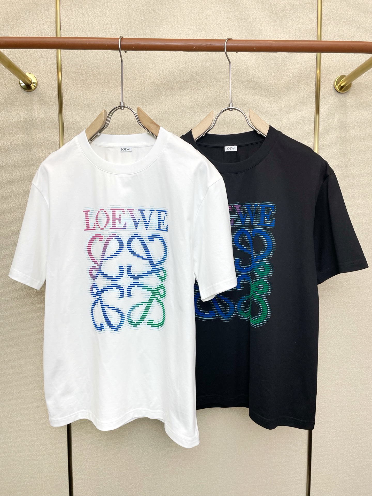 NO:759822,.LOEWE exclusively supplies new original men's casual short-sleeves, high-end customization, high-end version, fashionable and versatile imported fabrics, super soft and delicate to the touch, skin-friendly and comfortable to wear, high-end boutique, the upper body is exquisitely made by the factory, a must-have item for men, complete with three standards, size M-3XL,,loewe,loewe,T-shirt,19860909.LOEWE罗意威独家专供新款原单男士休闲短袖 高端定制 高端版本 时尚百搭爆款进口面料 手感超柔软细腻 穿着亲肤舒适 高端精品 代工厂精细做上身非常赞 男士必备单品 三标齐全 码数M-3XL,,loewe,loewe,T-shirt,,Men's clothing