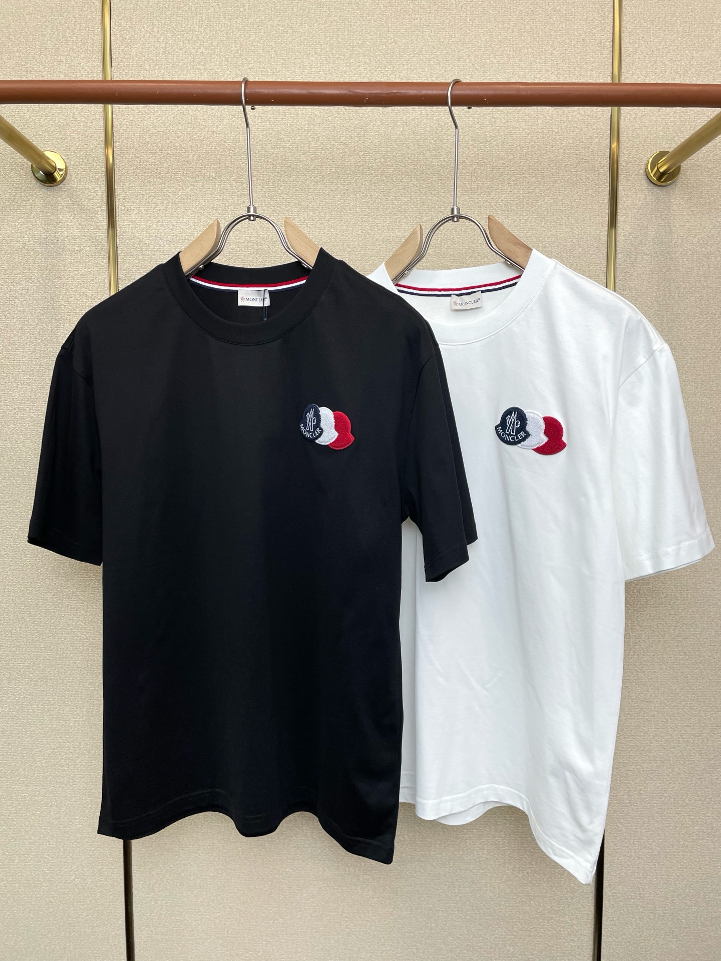 NO:759829,.Moncler Moncler Men's Men's Casual Short Sleeves are exclusively available for new models. High-end customization. High-end version. Fashionable and versatile imported fabrics. Super soft and delicate feel. Skin-friendly and comfortable to wear. High-end boutique. The upper body is finely made by the factory. It is a must-have item for men. Complete with three standards. Size M-3XL, Moncler, T-shirt,19860909.Moncler蒙口独家专供新款原单男士休闲短袖 高端定制 高端版本 时尚百搭爆款进口面料 手感超柔软细腻 穿着亲肤舒适 高端精品 代工厂精细做上身非常赞 男士必备单品 三标齐全 码数M-3XL,,Moncler,T-shirt,,Men's clothing