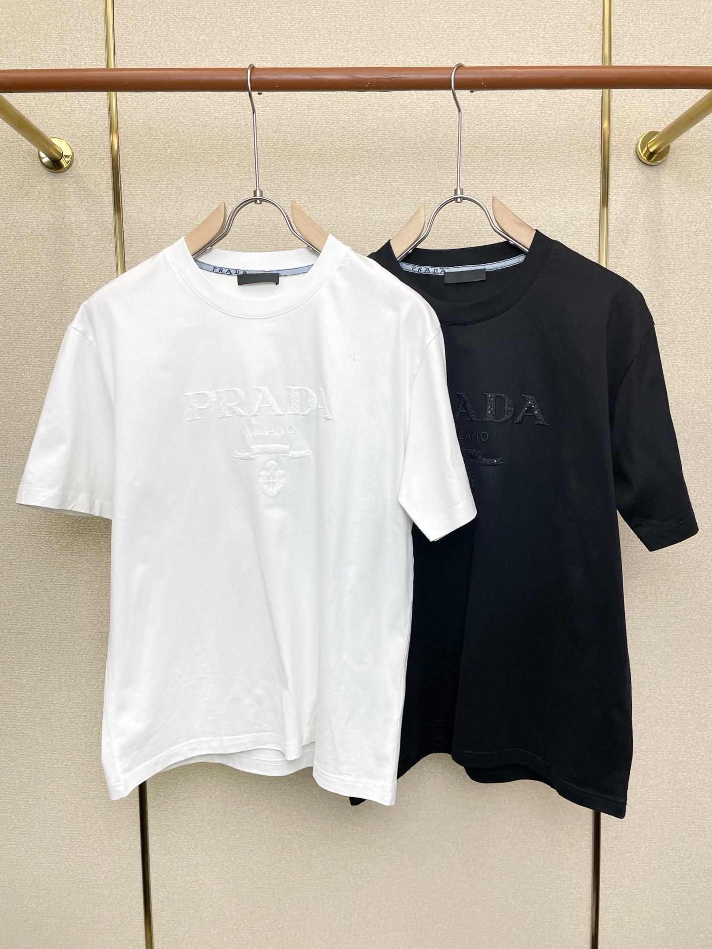 NO:759841,.Prada exclusively supplies new original men's casual short-sleeves. High-end customization. High-end version. Fashionable and versatile imported fabrics. Super soft and delicate feel. Skin-friendly and comfortable to wear. High-end boutique. The upper body is exquisitely made by the factory. A must-have item for men. Complete with three standards. Size M-3XL, prada, prada, T-shirt,19860909.Prada普拉达独家专供新款原单男士休闲短袖 高端定制 高端版本 时尚百搭爆款进口面料 手感超柔软细腻 穿着亲肤舒适 高端精品 代工厂精细做上身非常赞 男士必备单品 三标齐全 码数M-3XL,,prada,prada,T-shirt,,Men's clothing