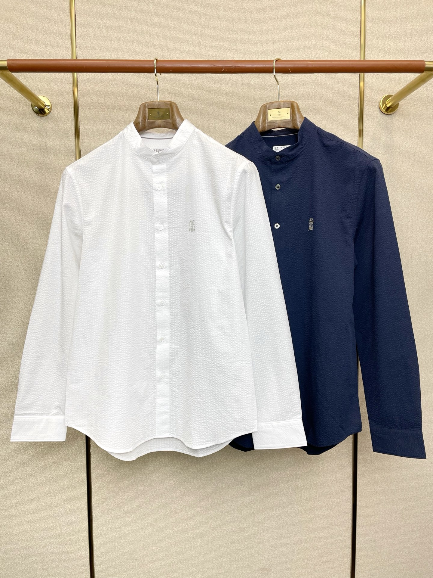 NO:730918,Support New Year’s Eve after-sales service!  .BC-Brunello Cucinali Brunello Cucinali exclusively provides new original men's casual shirts. High-end customization. High-end version. Fashionable and versatile imported fabrics. Super soft and delicate feel. Skin-friendly and comfortable to wear. High-end boutique. The upper body is finely made by the factory. It is a must-have item for men. Three complete standards. Size M-3XL, brunello cucinelli, shirts,19860909支持跨年售后！.BC-Brunello Cucinali布鲁内洛·库奇内利独家专供新款原单男士休闲衬衫 高端定制 高端版本 时尚百搭爆款进口面料 手感超柔软细腻 穿着亲肤舒适 高端精品 代工厂精细做上身非常赞 男士必备单品 三标齐全 码数M-3XL,,brunello cucinelli,shirts,,Men's clothing