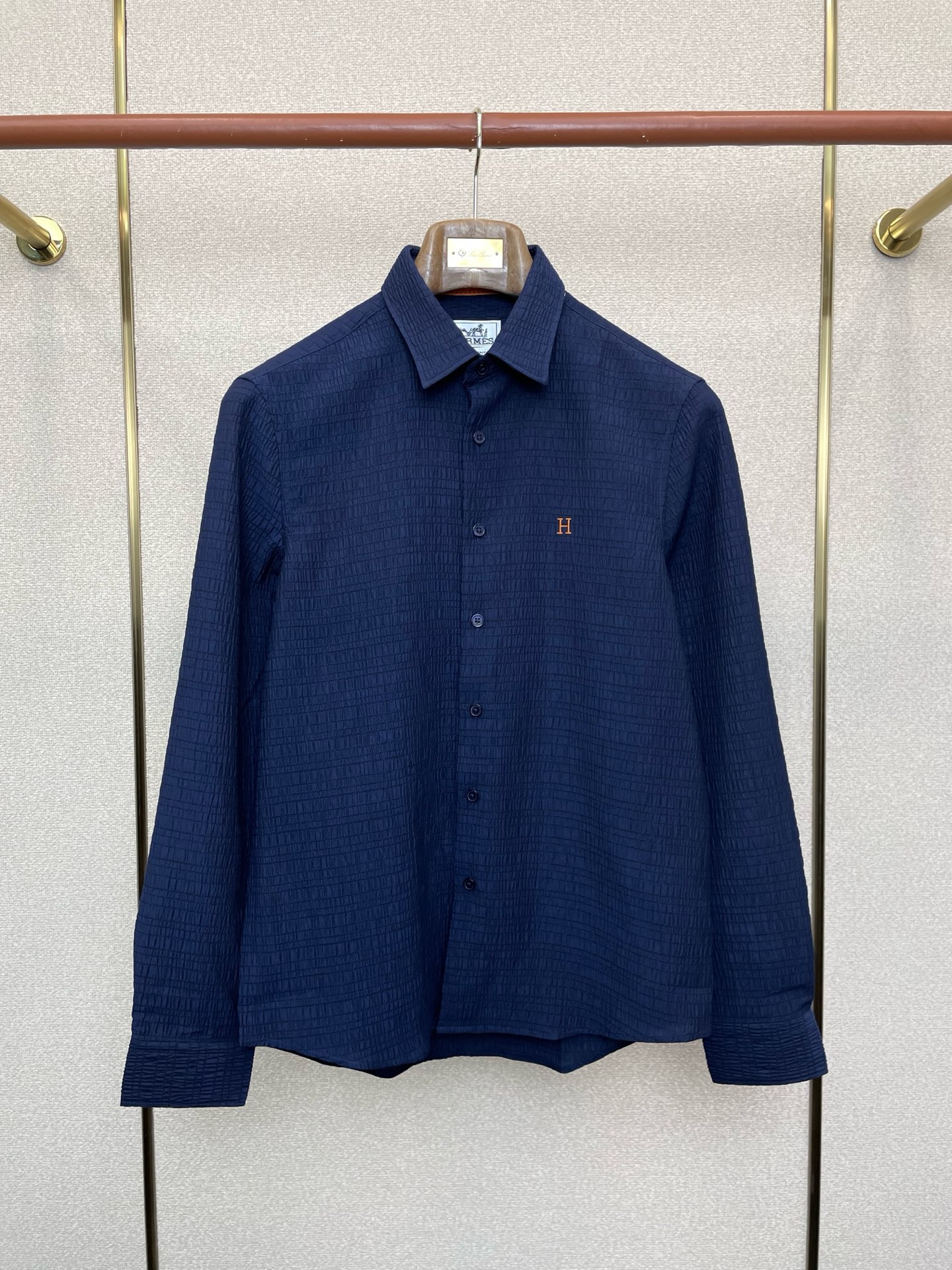 NO:730923,Support New Year’s Eve after-sales service!  .Hermès exclusively provides new original men's casual long-sleeved shirts. High-end customization. High-end version. Fashionable and versatile imported fabrics. Super soft and delicate feel. Skin-friendly and comfortable to wear. High-end boutique. The upper body is finely made by the factory. A must-have item for men. Complete with three standards. Size M-3XL,, hermes, hermes, shirts,19860909支持跨年售后！.Hermès爱马仕独家专供新款原单男士休闲长袖衬衫 高端定制 高端版本 时尚百搭爆款进口面料 手感超柔软细腻 穿着亲肤舒适 高端精品 代工厂精细做上身非常赞 男士必备单品 三标齐全 码数M-3XL,,hermes,hermes,shirts,,Men's clothing